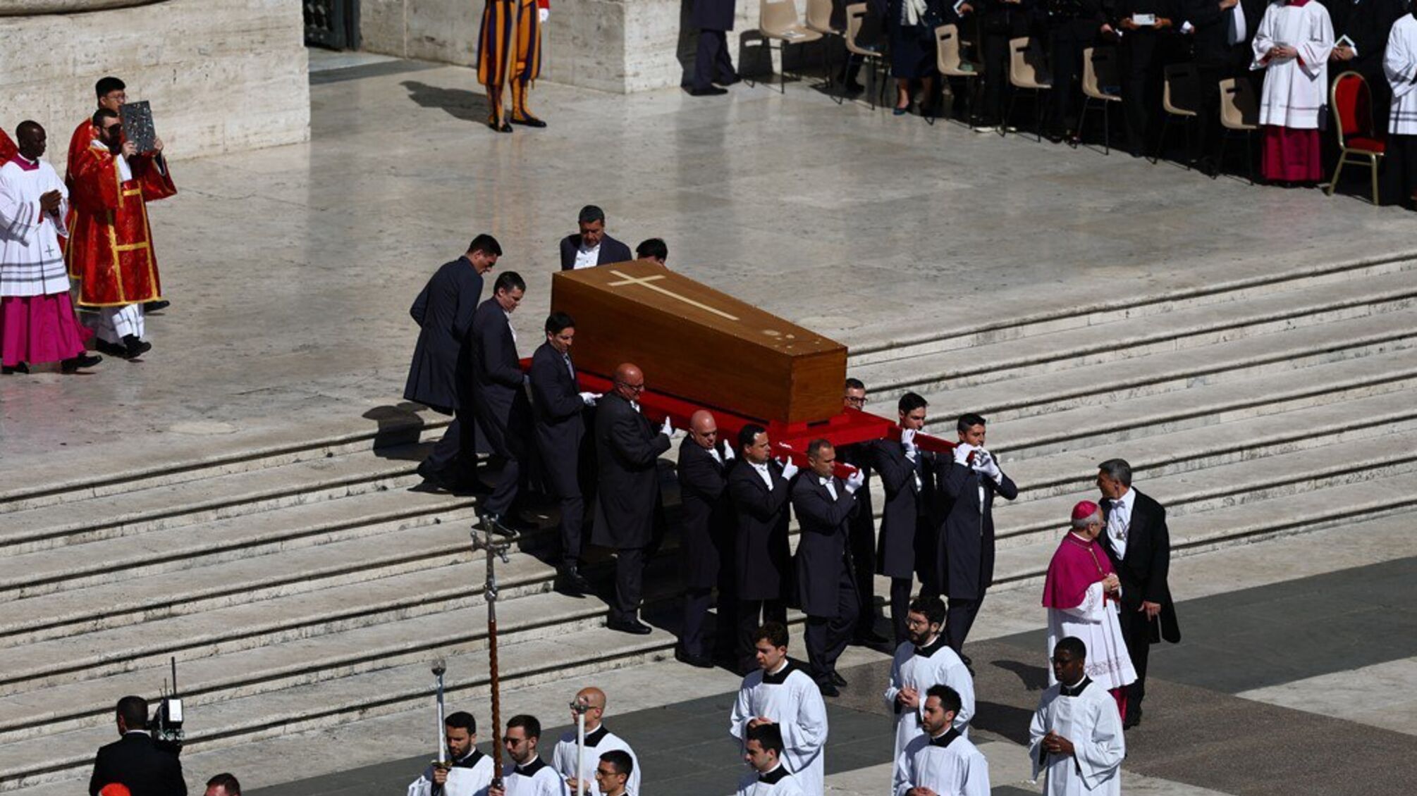 Похороны Папы Франциска: Зеленский провел переговоры с Трампом и присоединился к церемонии