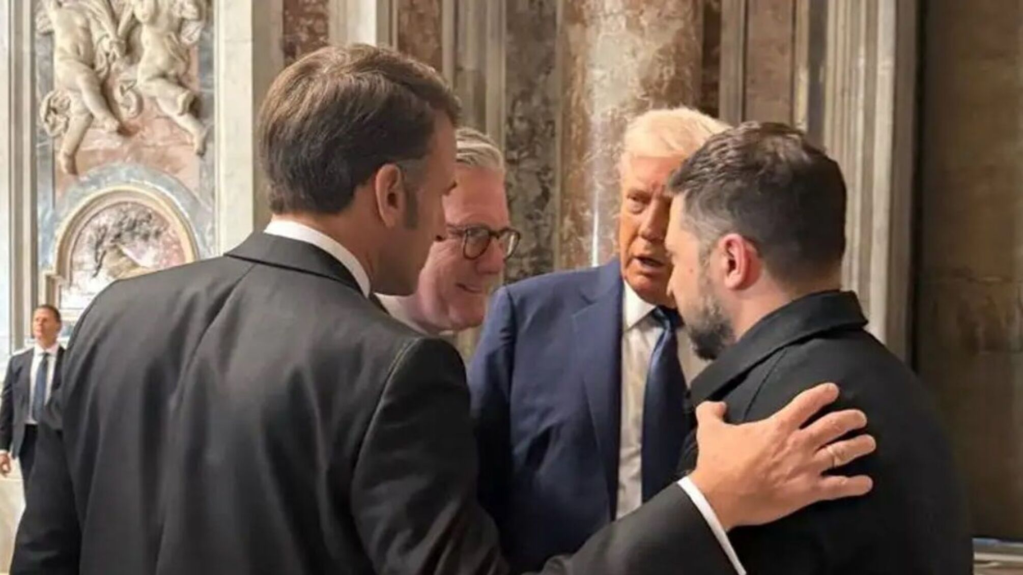 Трамп і Зеленський провели приватну розмову у Ватикані: Макрона попросили не втручатися