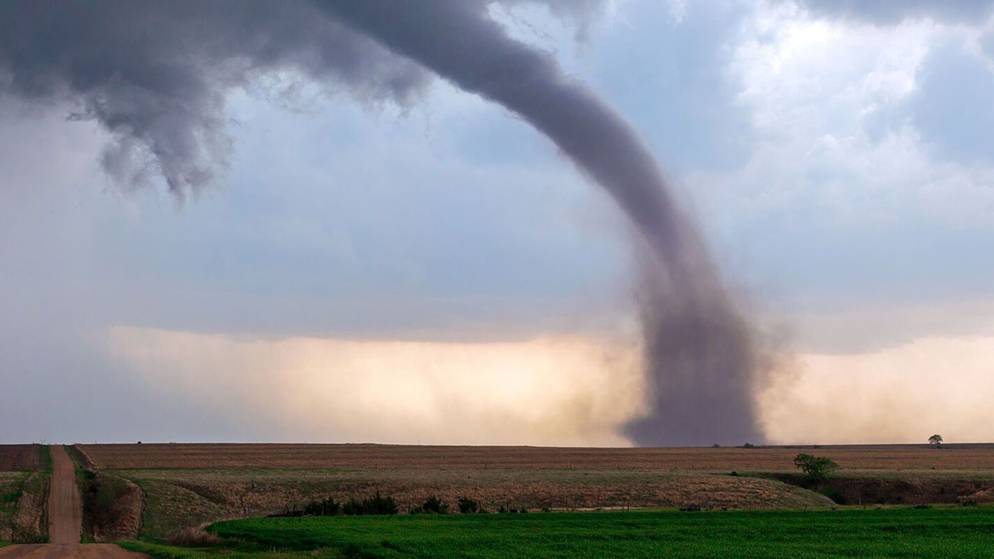 Кліматичні зміни чи аномалія? Торнадо на Київщині у квітні