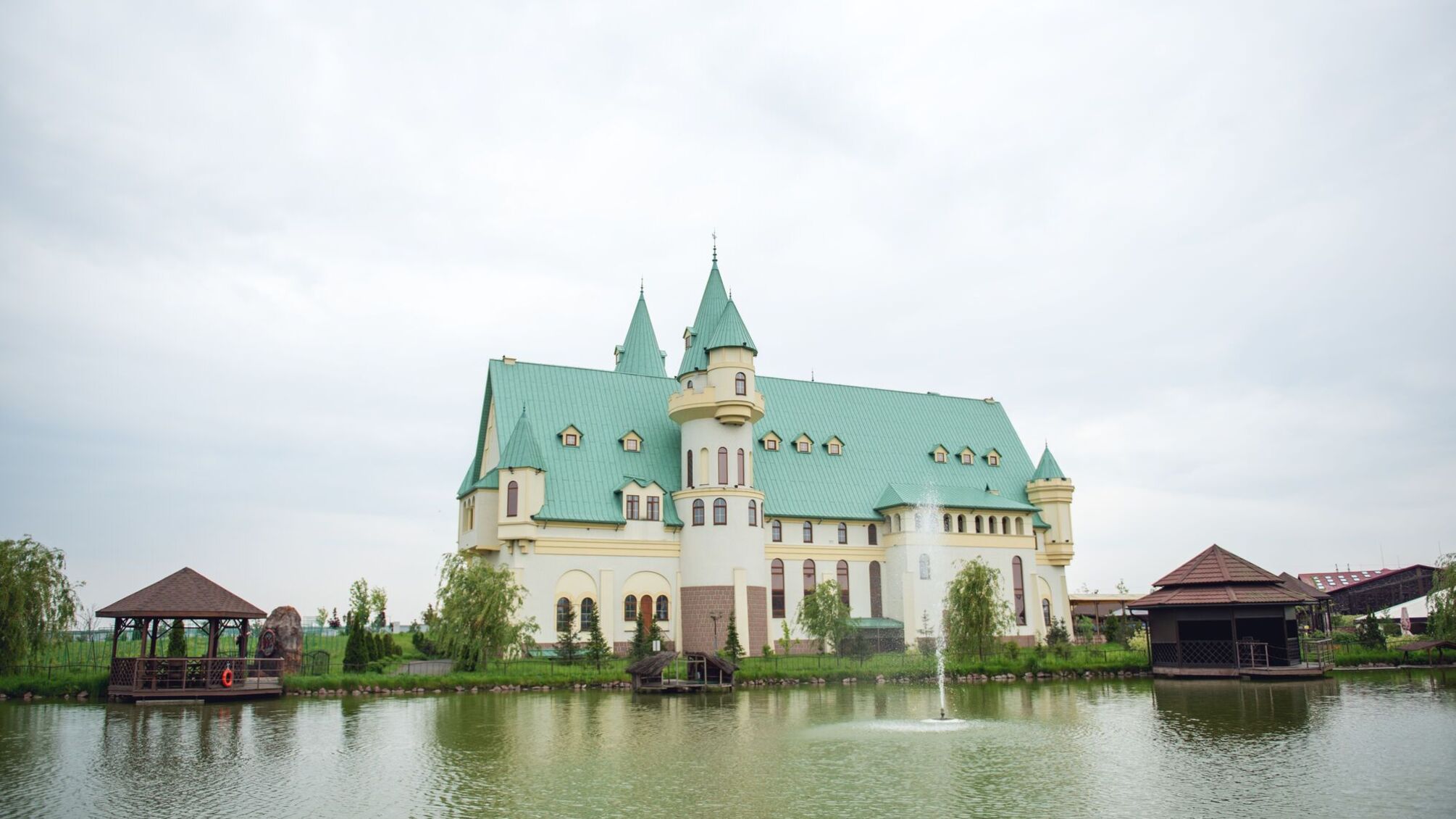 Посещай и поддерживай: парк 'XII Месяцев' открыл сезон в честь 10-летия