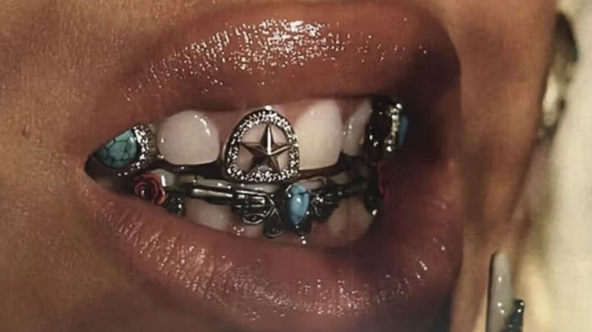 Бейонсе начала тур Cowboy Carter с новым символом Техаса на грилзе для зубов