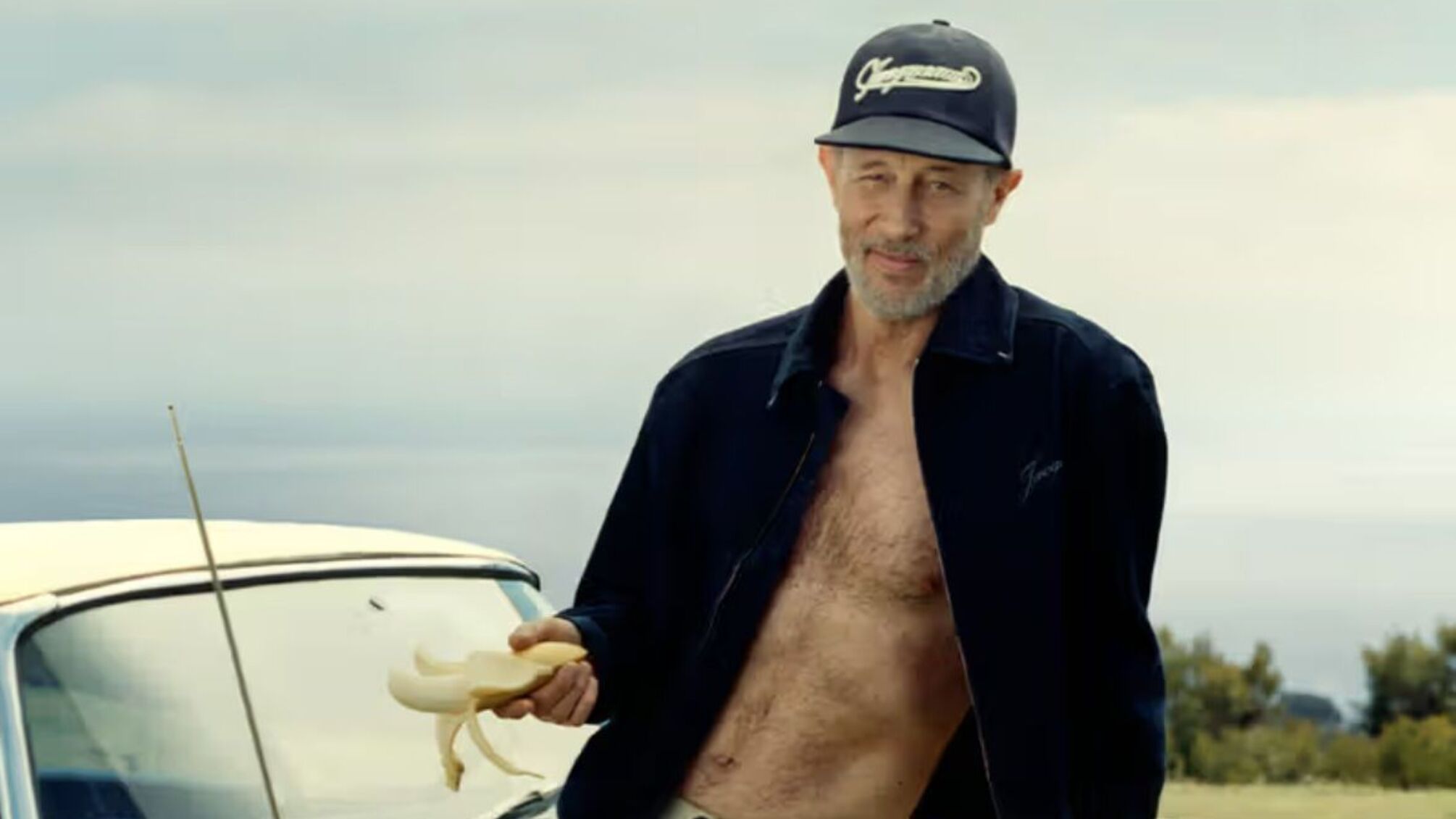 Jacquemus запускает новую банановую кампанию со звездой «Белого лотоса» Джоном Грисом