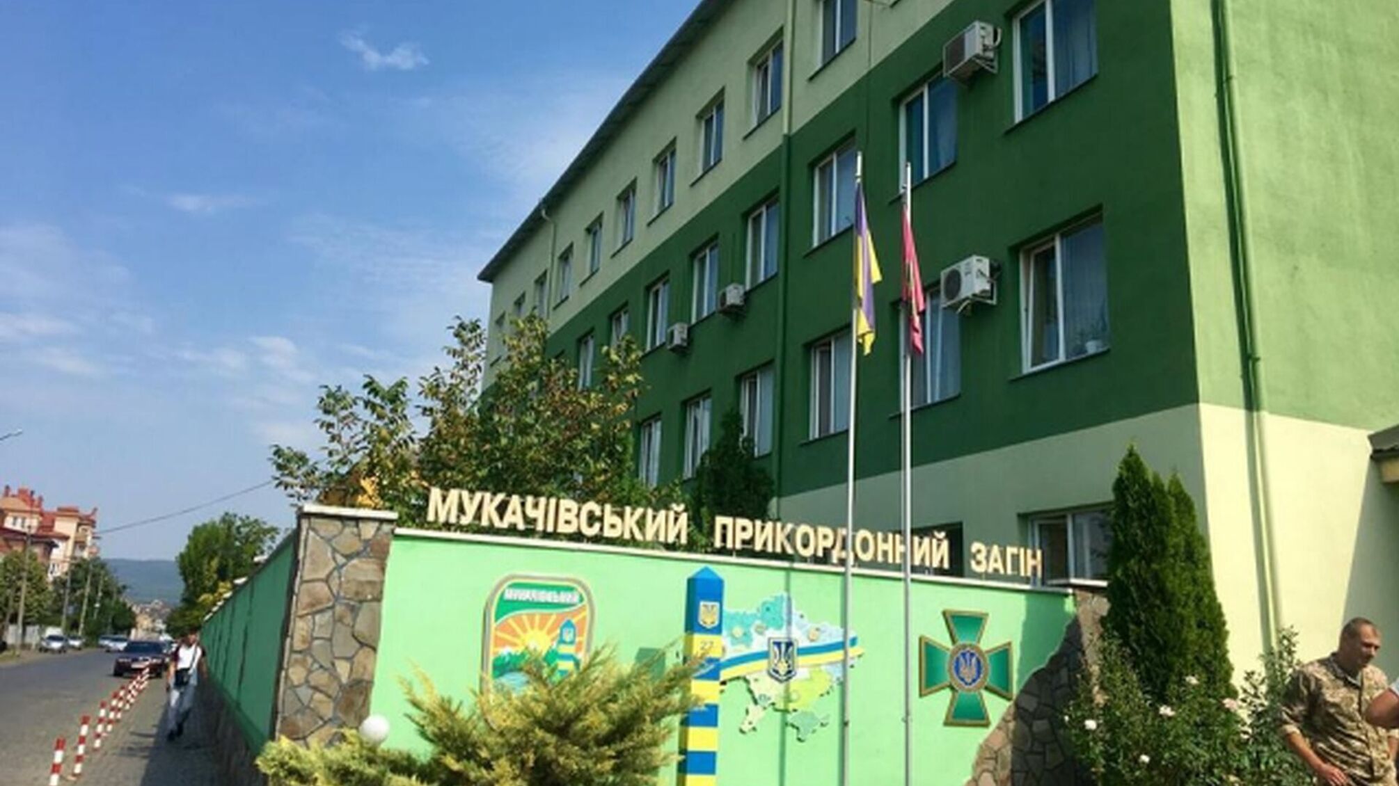 Вор угнал табельное оружие из автомобиля пограничника в Рахове