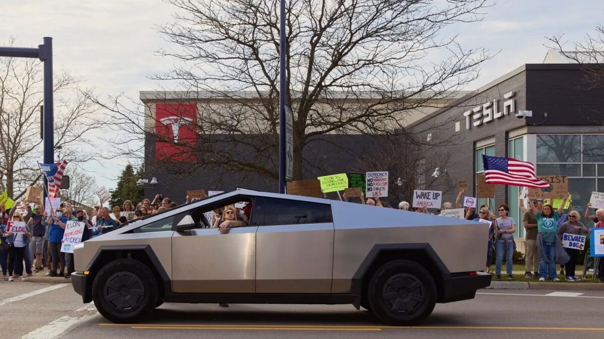 Акции Tesla потеряли 50% стоимости от рекорда в декабре