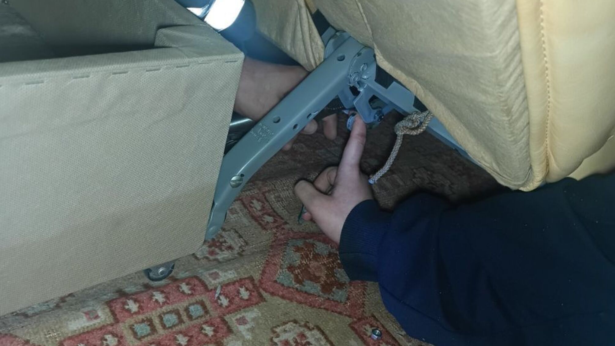 Спасатели КАРС вызволили девушку, палец которой застрял в подъемном механизме