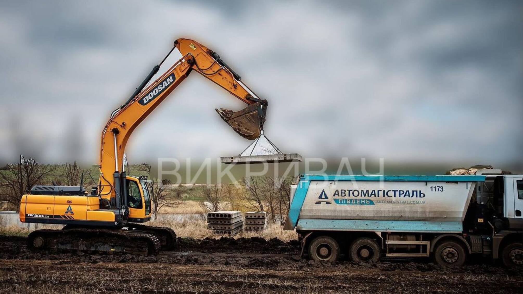 Мільярди — в асфальт, окопи — вручну: хто зриває фортифікацію фронту
