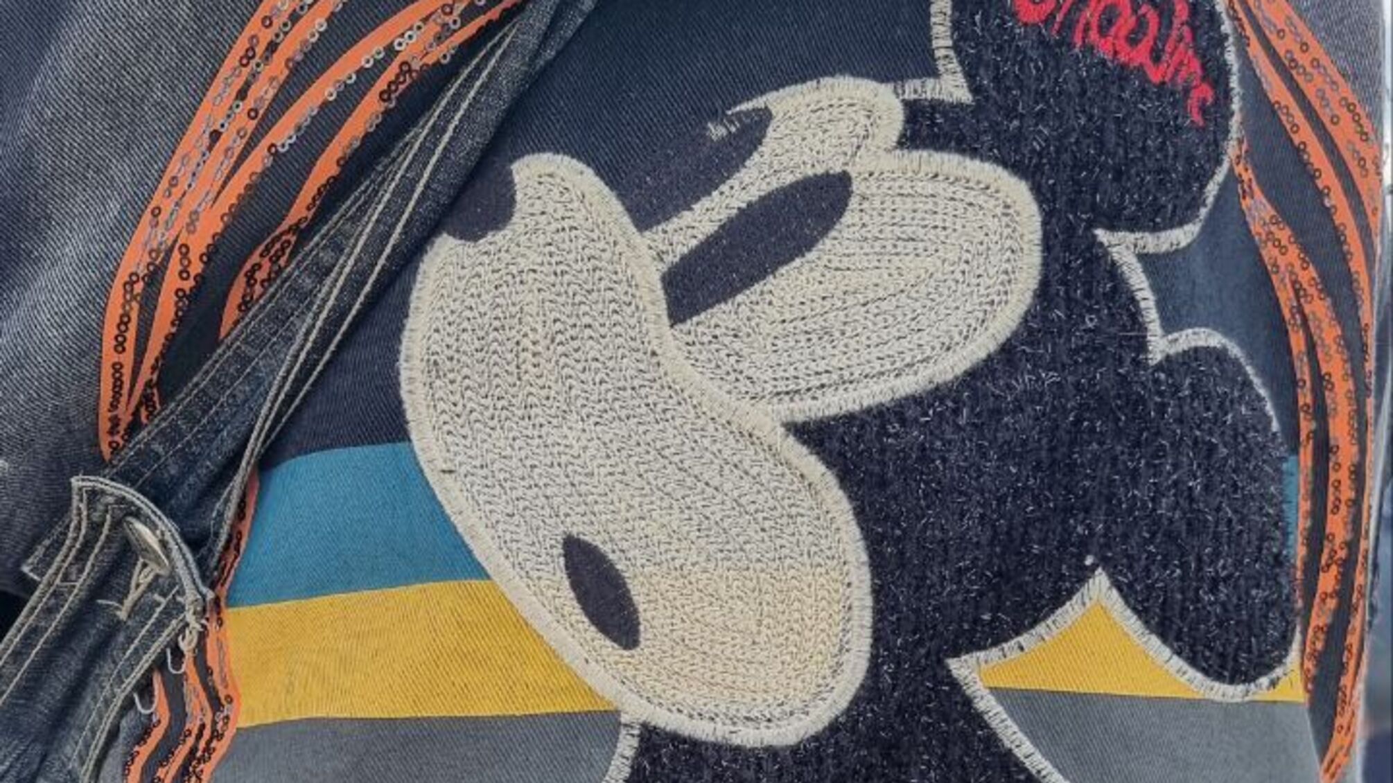 'Працює на Україну': в Росії жінку затримали за куртку з Міккі Маусом