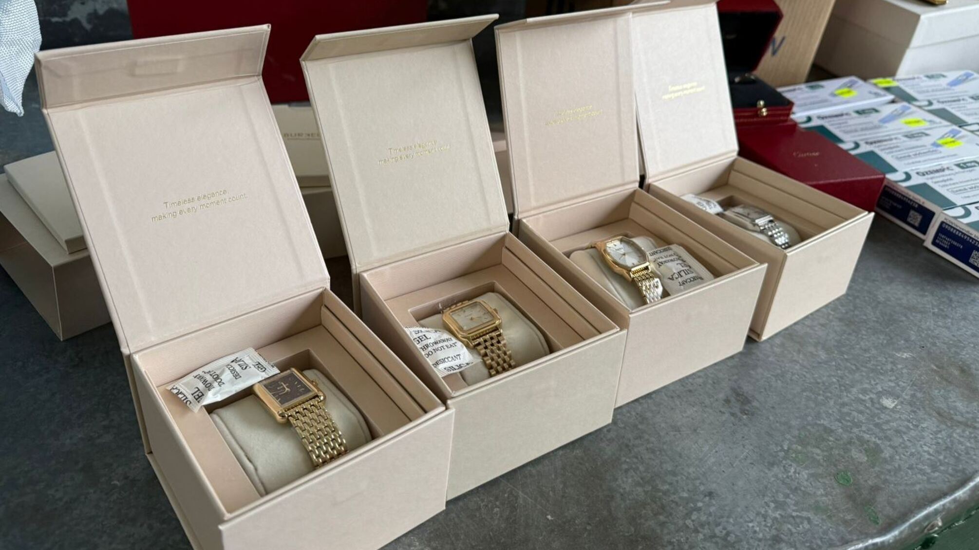Незадекларовані Cartier, YSL та Hermes затримали на кордоні у Львівській області