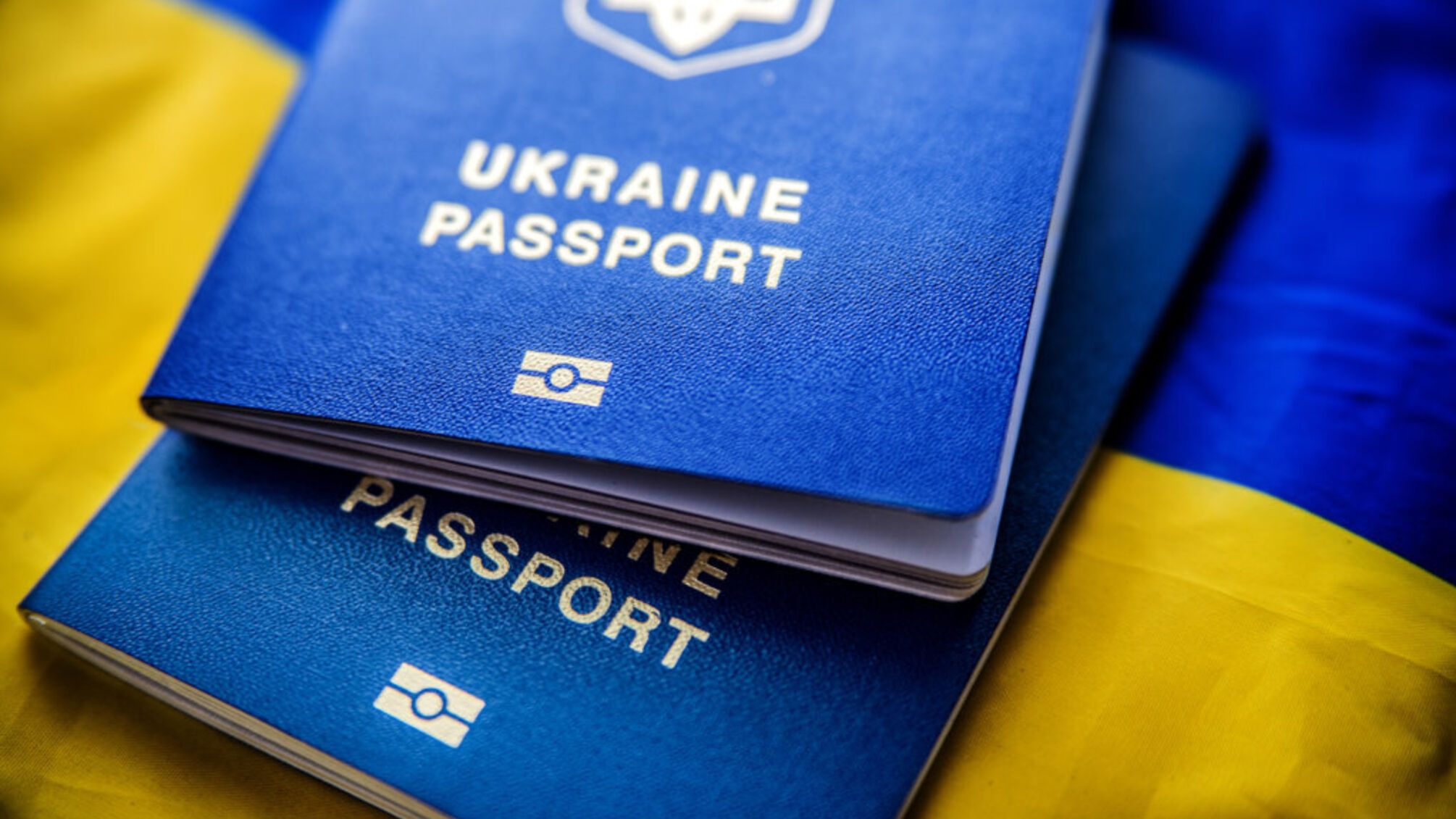 Как изменилось оформление паспортов для мужчин за границей: новые правила
