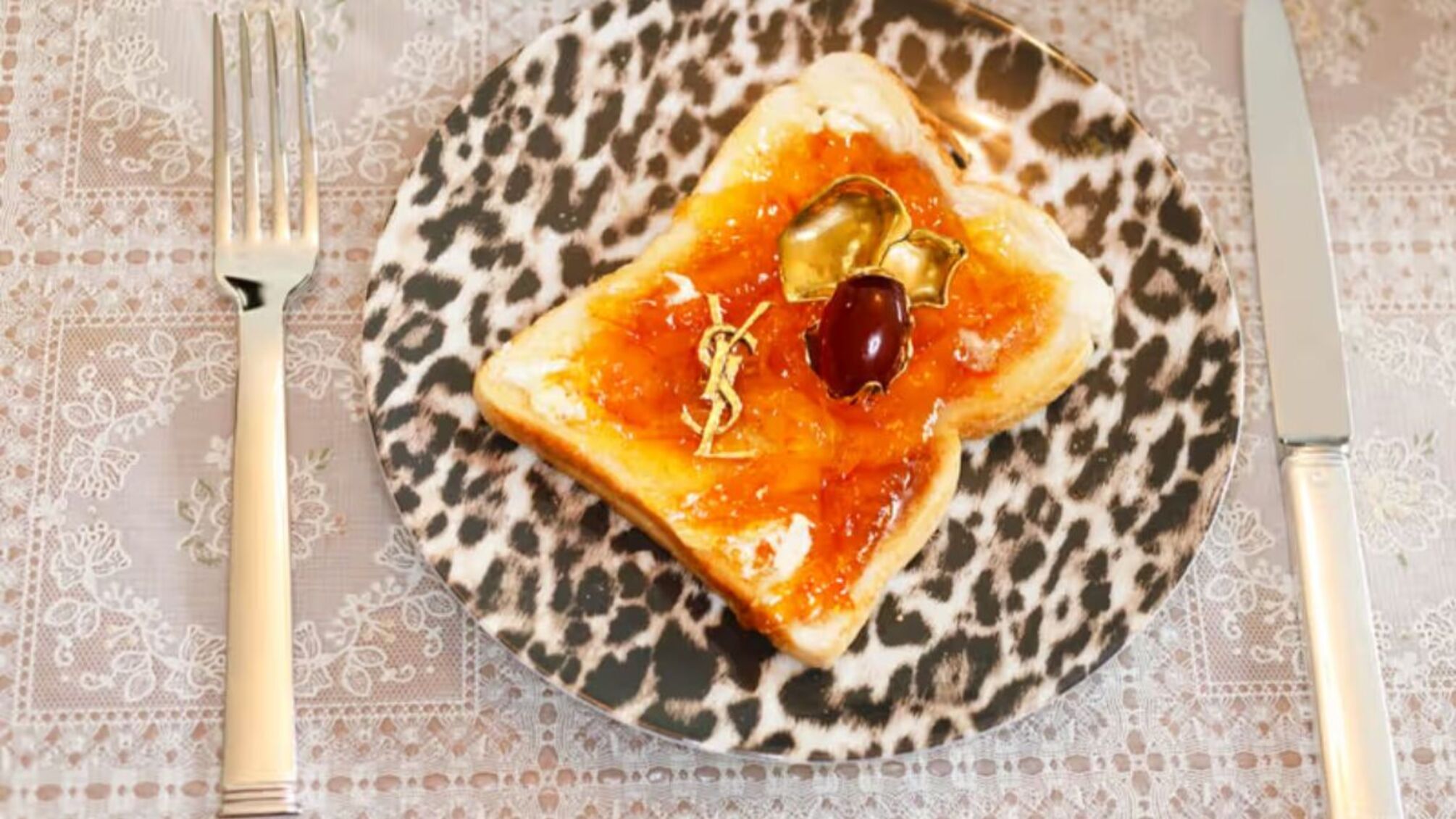 Saint Laurent представив нову літню кампанію з нотками сюрреалізму