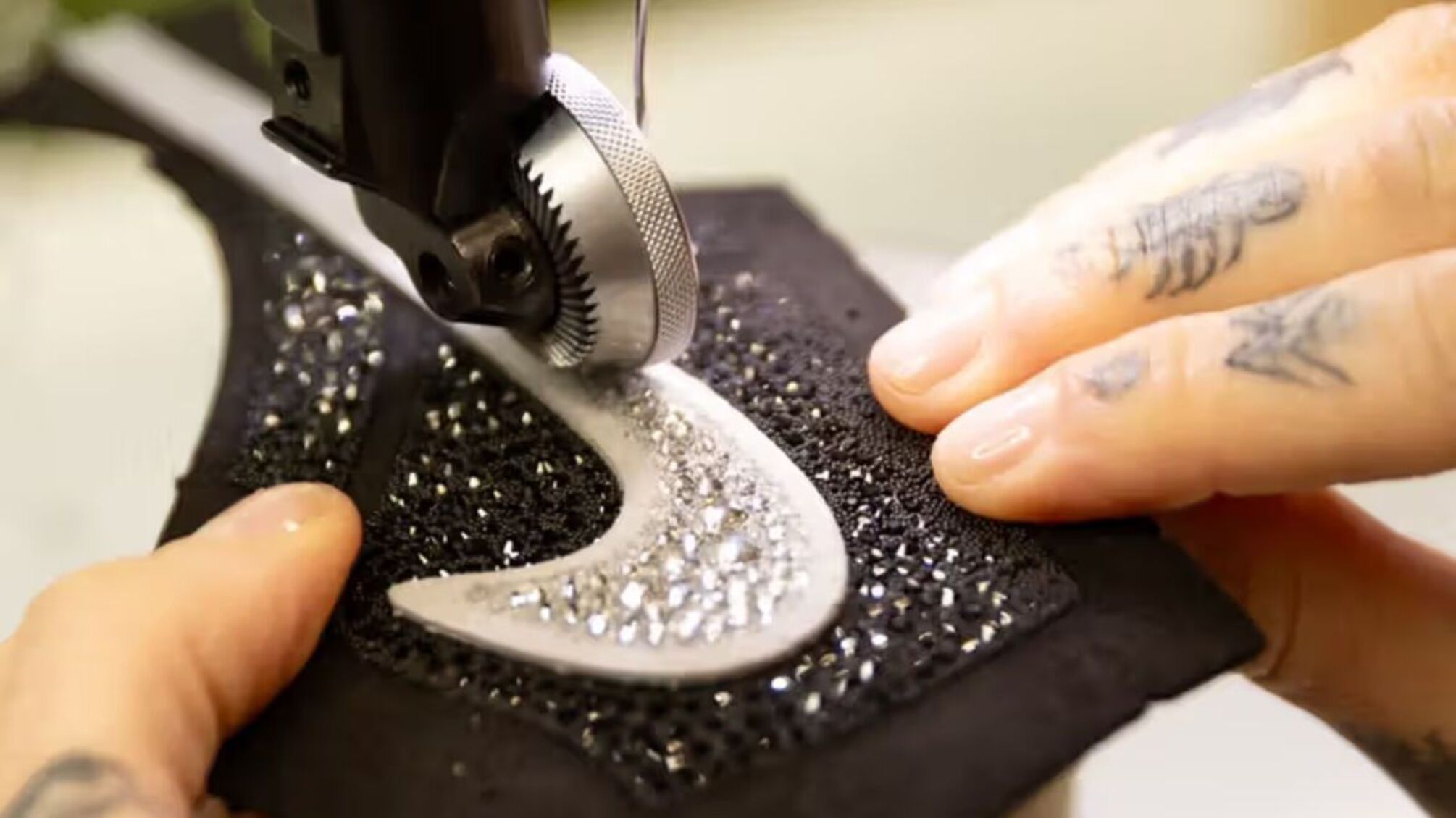 Jordan Brand и Swarovski представили роскошные кроссовки, украшенные 115 тысячами кристаллов.