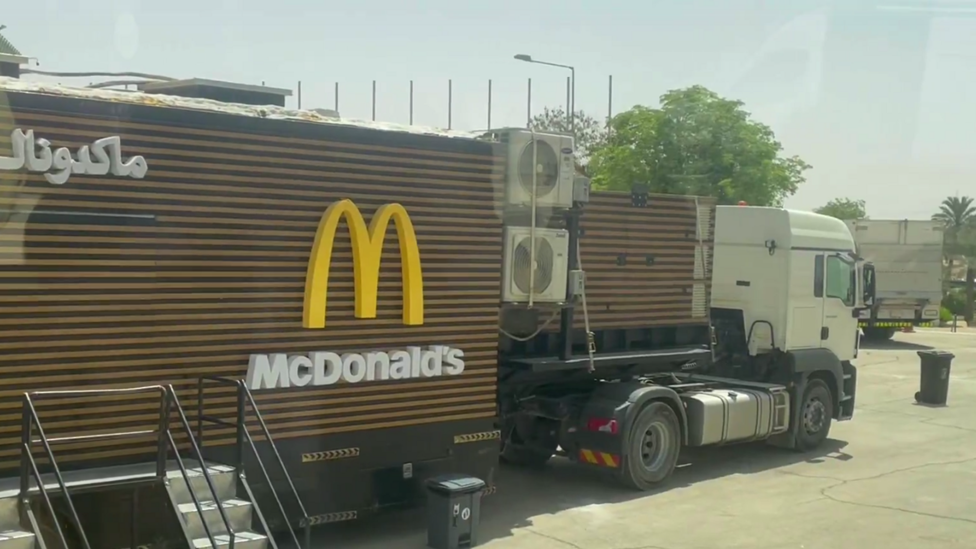 У Саудівській Аравії встановили пересувний M`cDonalds під час візиту Трампа(відео)