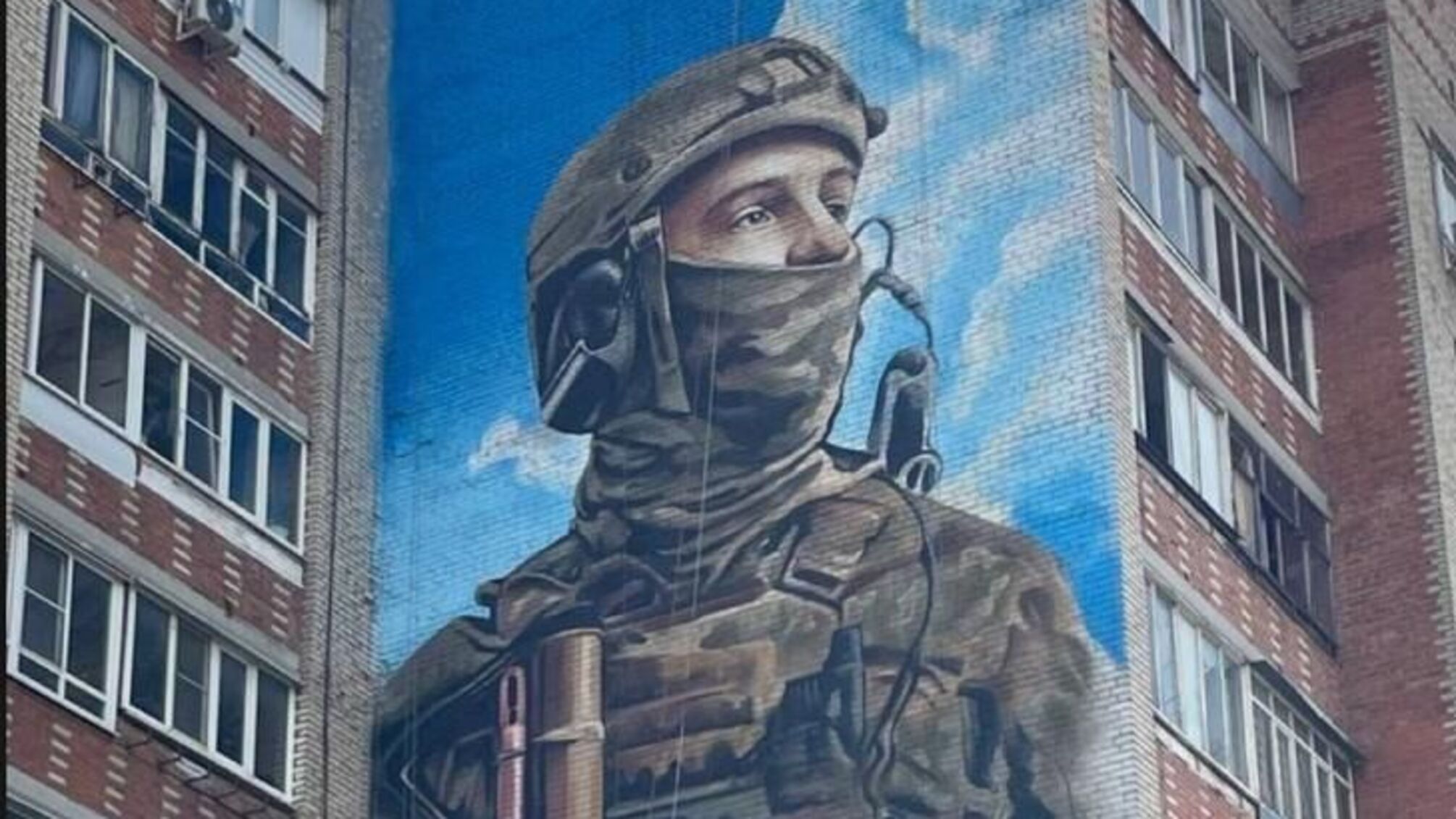 В Подмосковье к 9 мая нарисовали мурал с бойцом 'Азова' 