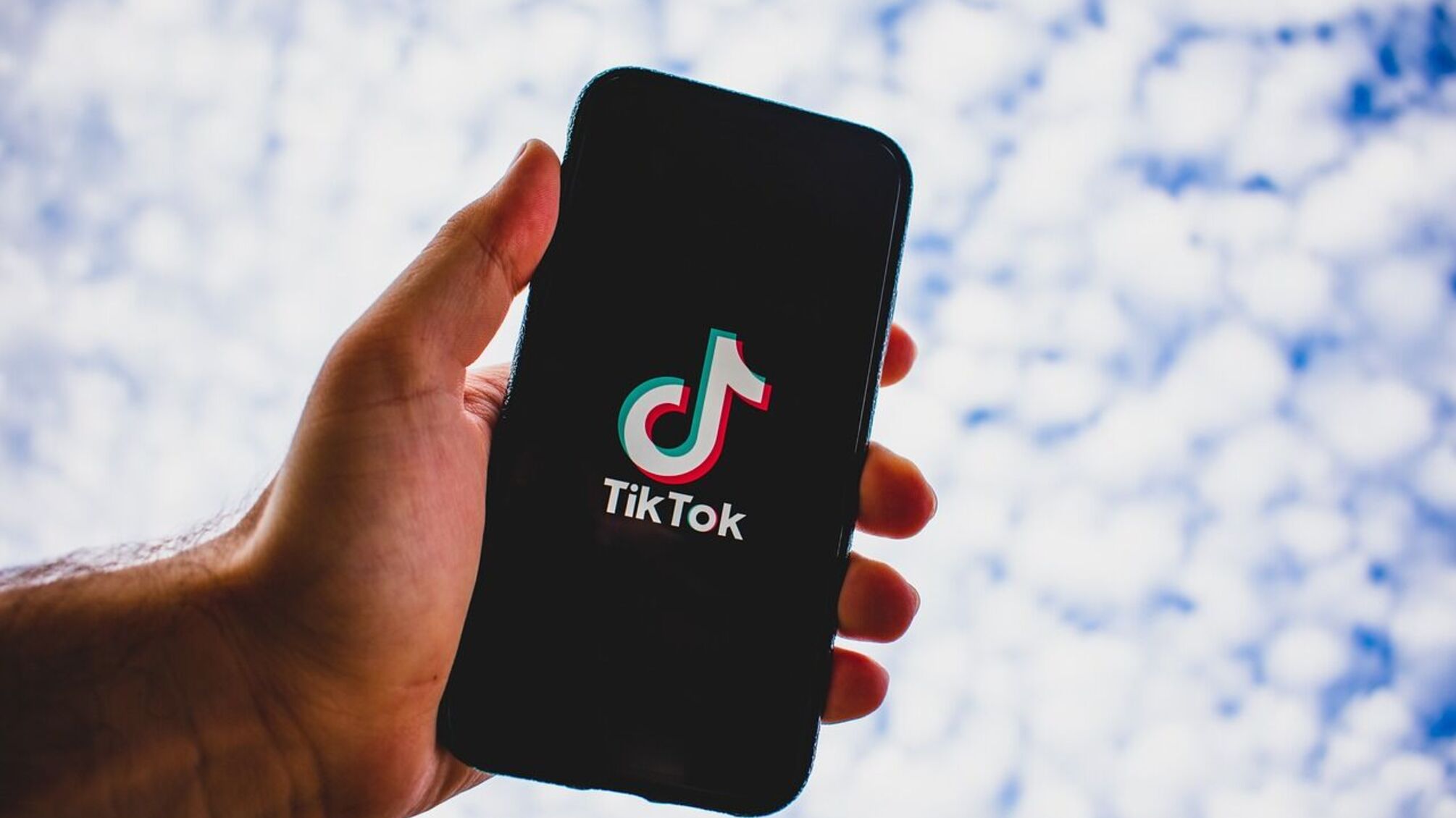 Єврокомісія: Tiktok викликає залежність і є шкідливим для здоров'я