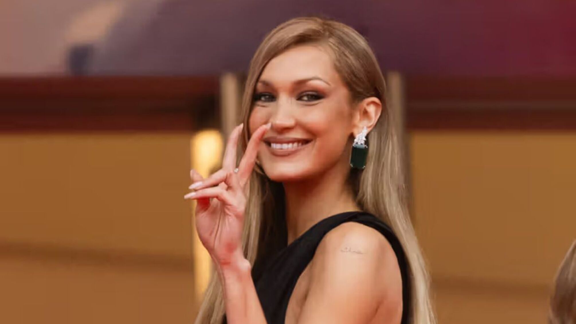 Белла Хадид кардинально изменила стиль и цвет волос на Каннском фестивале