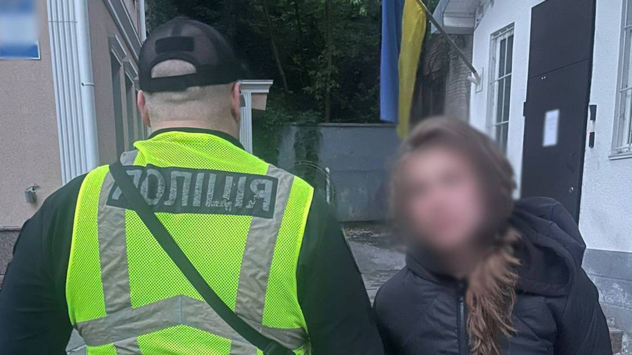 Хуліганка пошкодила портрети загиблих захисників України у центрі Києва
