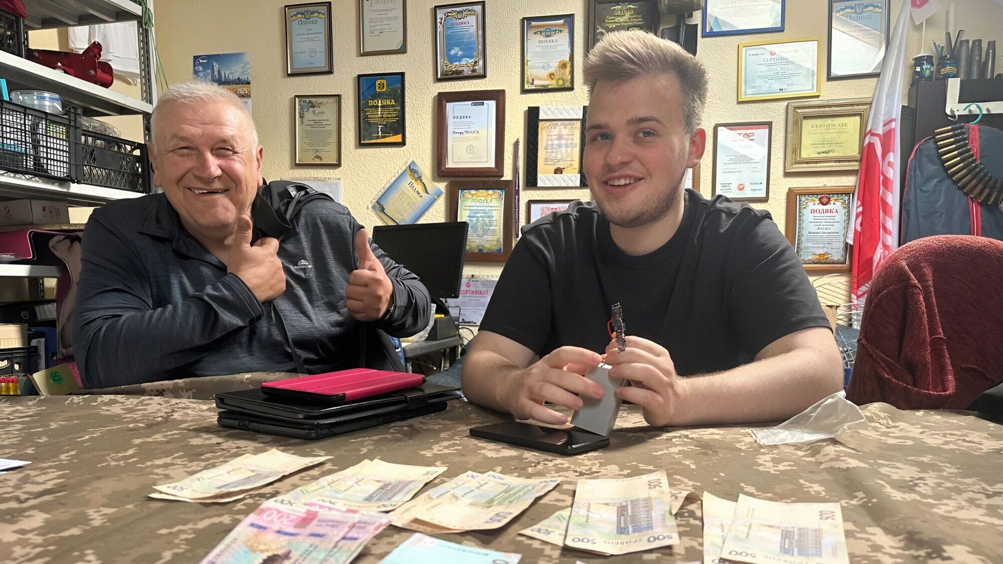 Окопные свечи, дроны и провизия для военных: как сотрудник Львовского театра помогает местным волонтерам