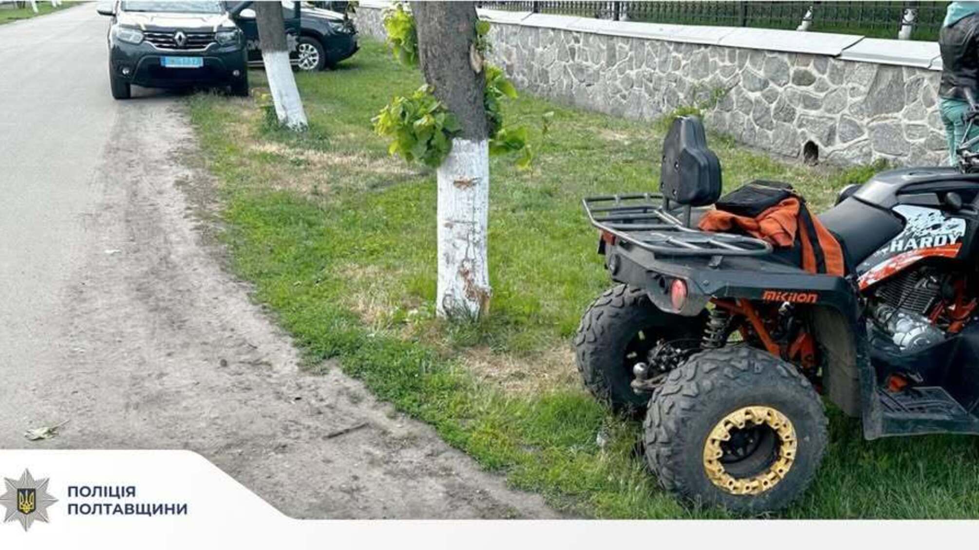 Под Полтавой мальчик на квадроцикле врезался в дерево: двое детей в больнице