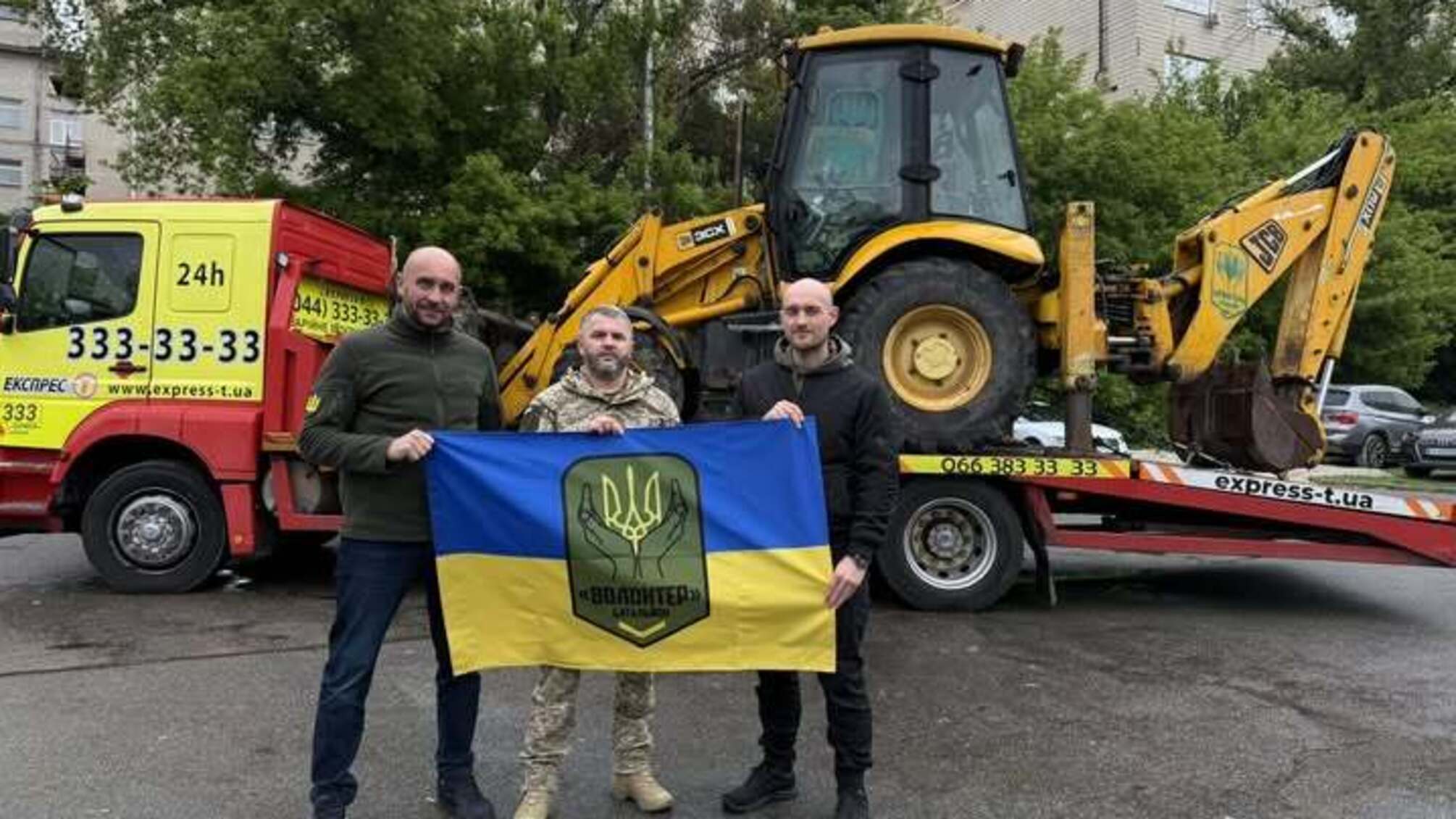 Экскаватор поможет укрепить фронт 46 бригады: 'Батальон Волонтер' передал технику на передовую