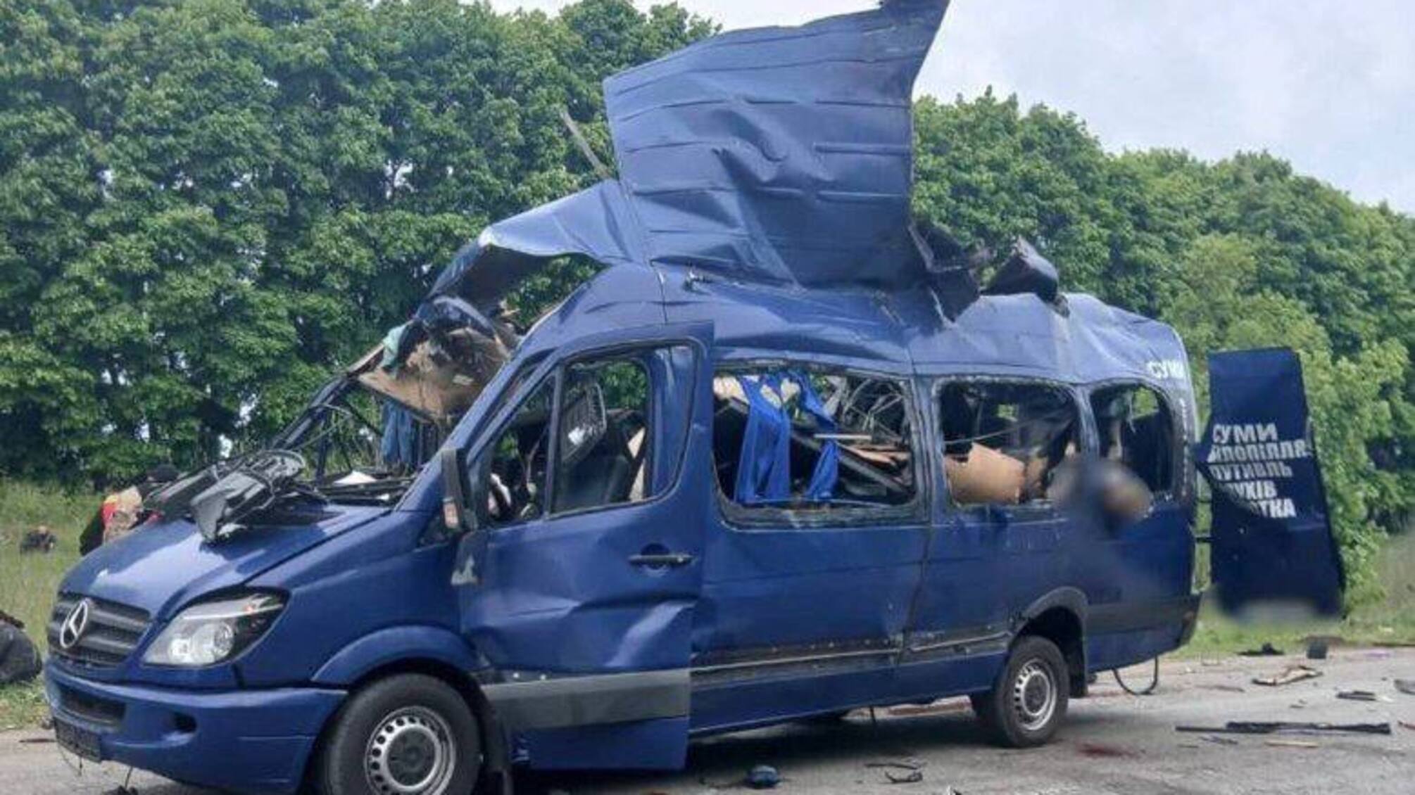 Росіяни атакували рейсовий автобус на Сумщині, 9 людей загинули 