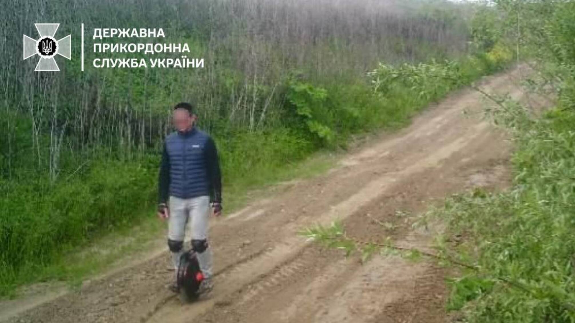 На моноколесе в ЕС: мужчина пытался прорваться в Словакию через поле