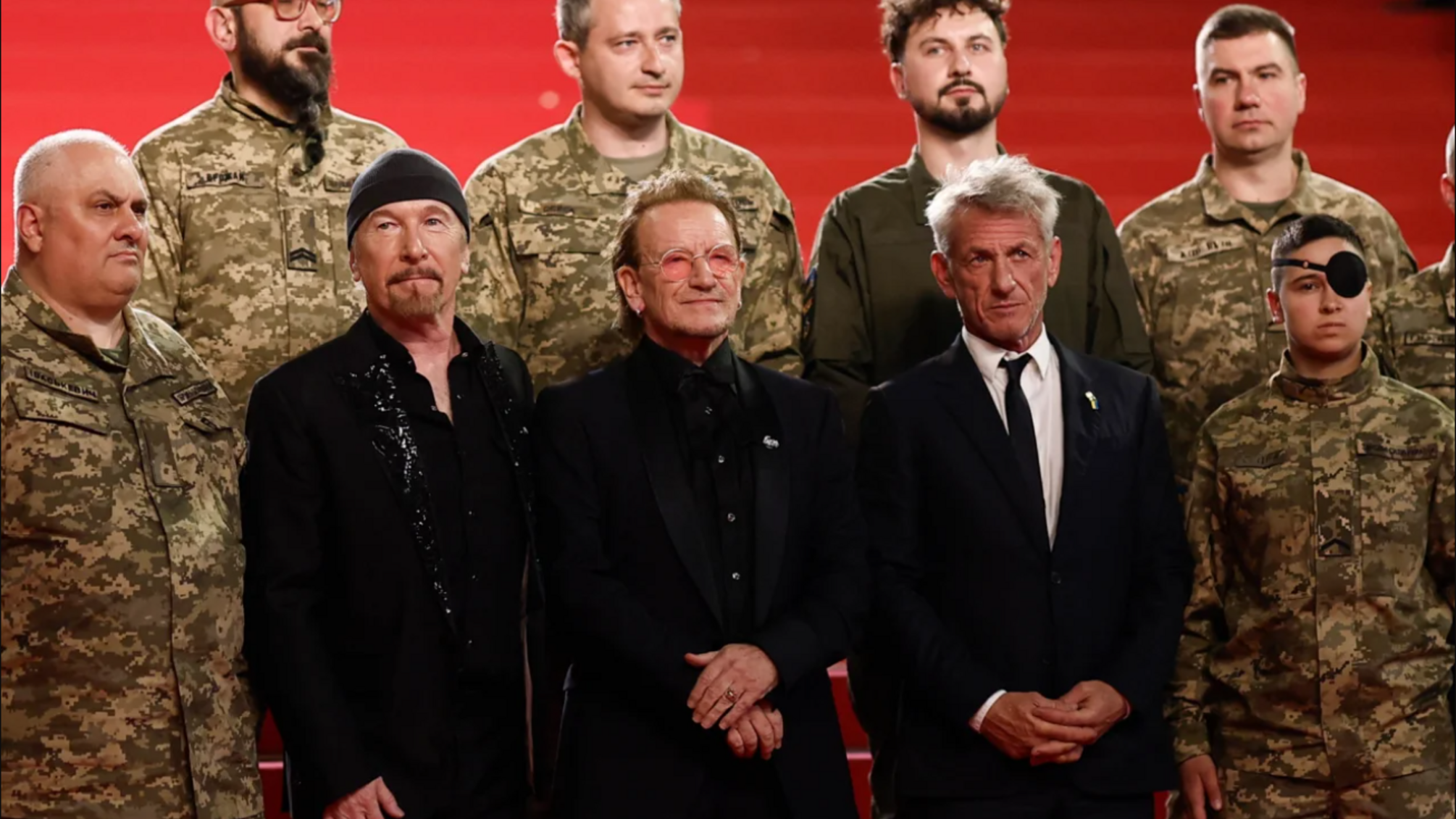 Співак Боно представив документальний фільм на Каннському кінофестивалі разом з українськими військовими