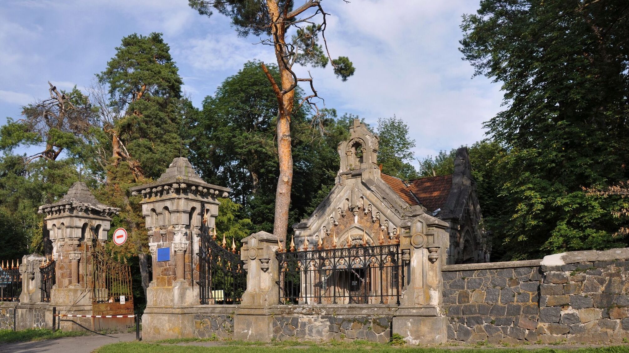 Костел-мавзолей Потоцьких у Печері