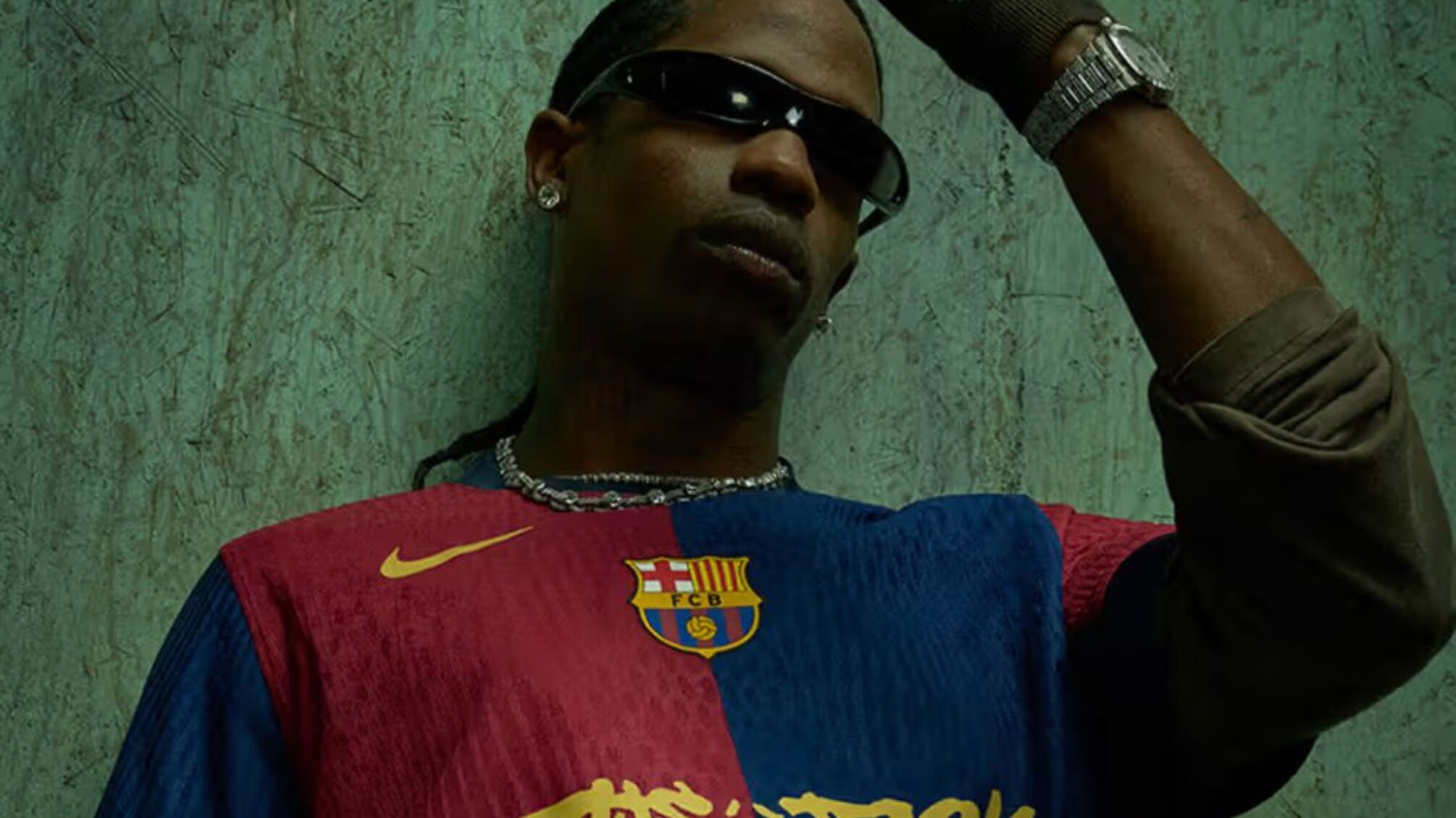 Тревис Скотт создал футбольную форму вместе со Spotify и «Барселоной»