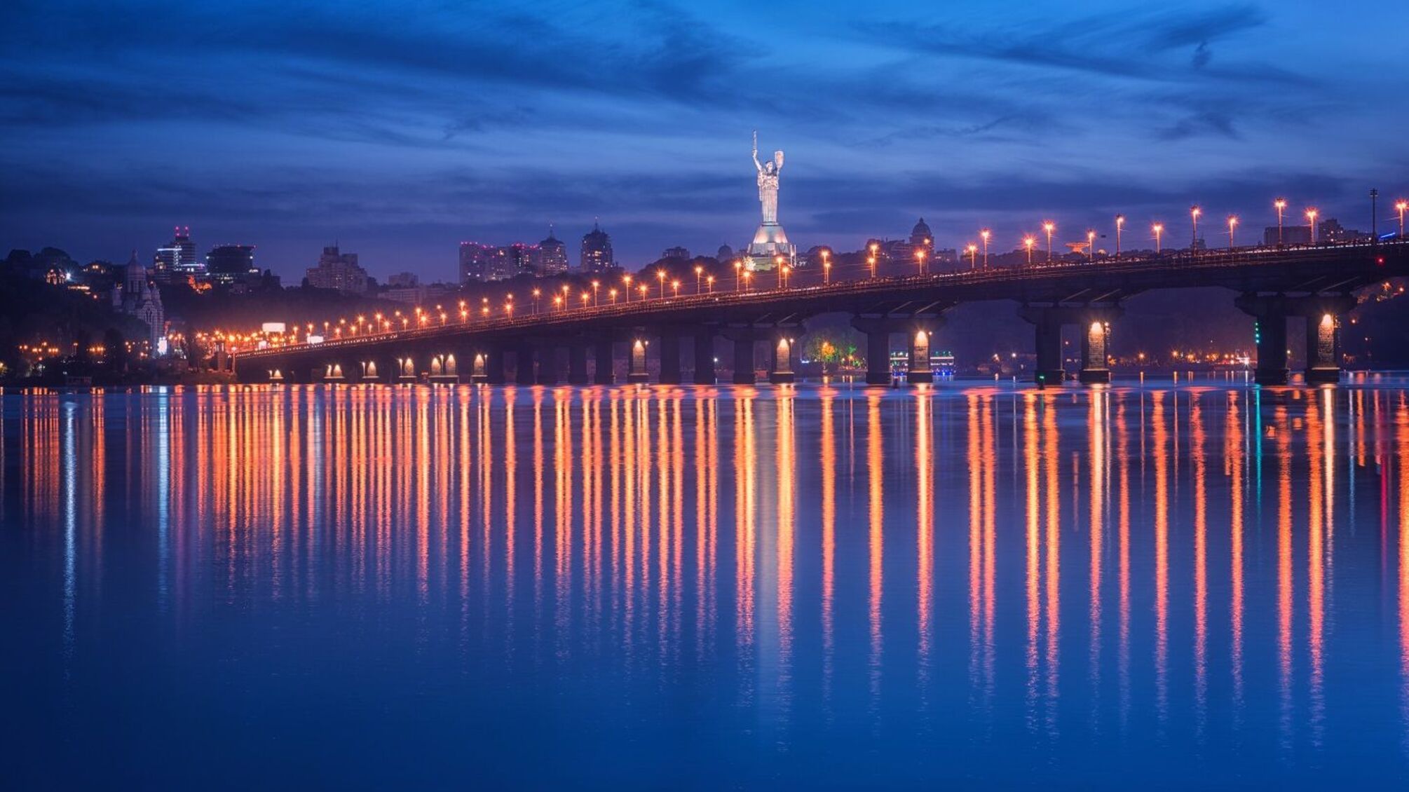Міст Патона руйнується наживо: відео падіння фрагментів