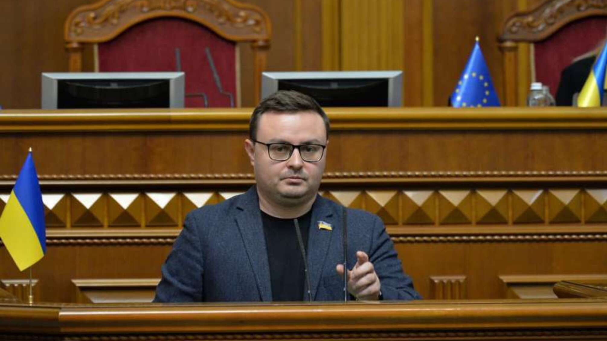 У Звягелі нардеп нагодував дітей простроченими солодощами