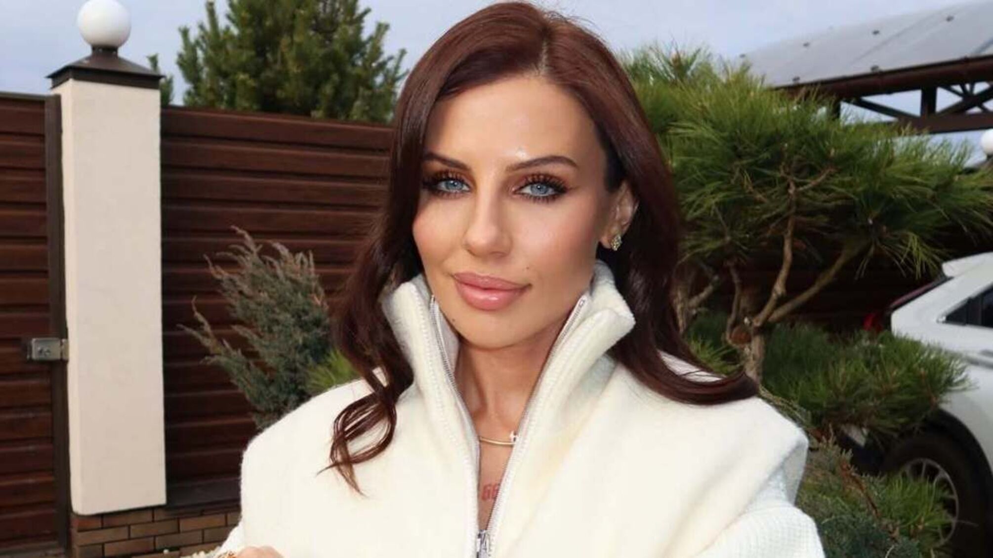 Анна Алхім в білій шубі