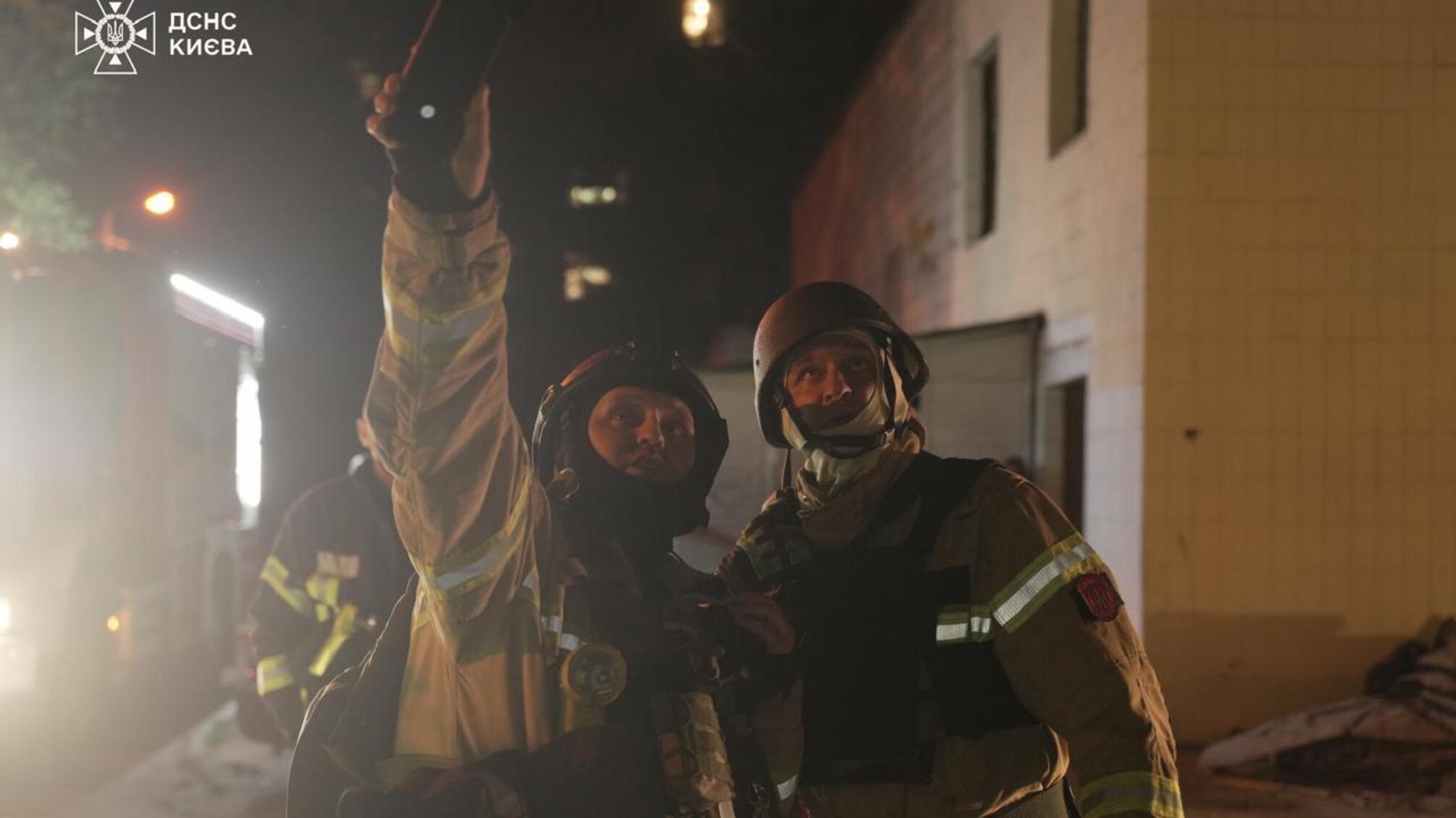 Удар дронів та балістики по Києву: як рятувальники ліквідують наслідки (фото)
