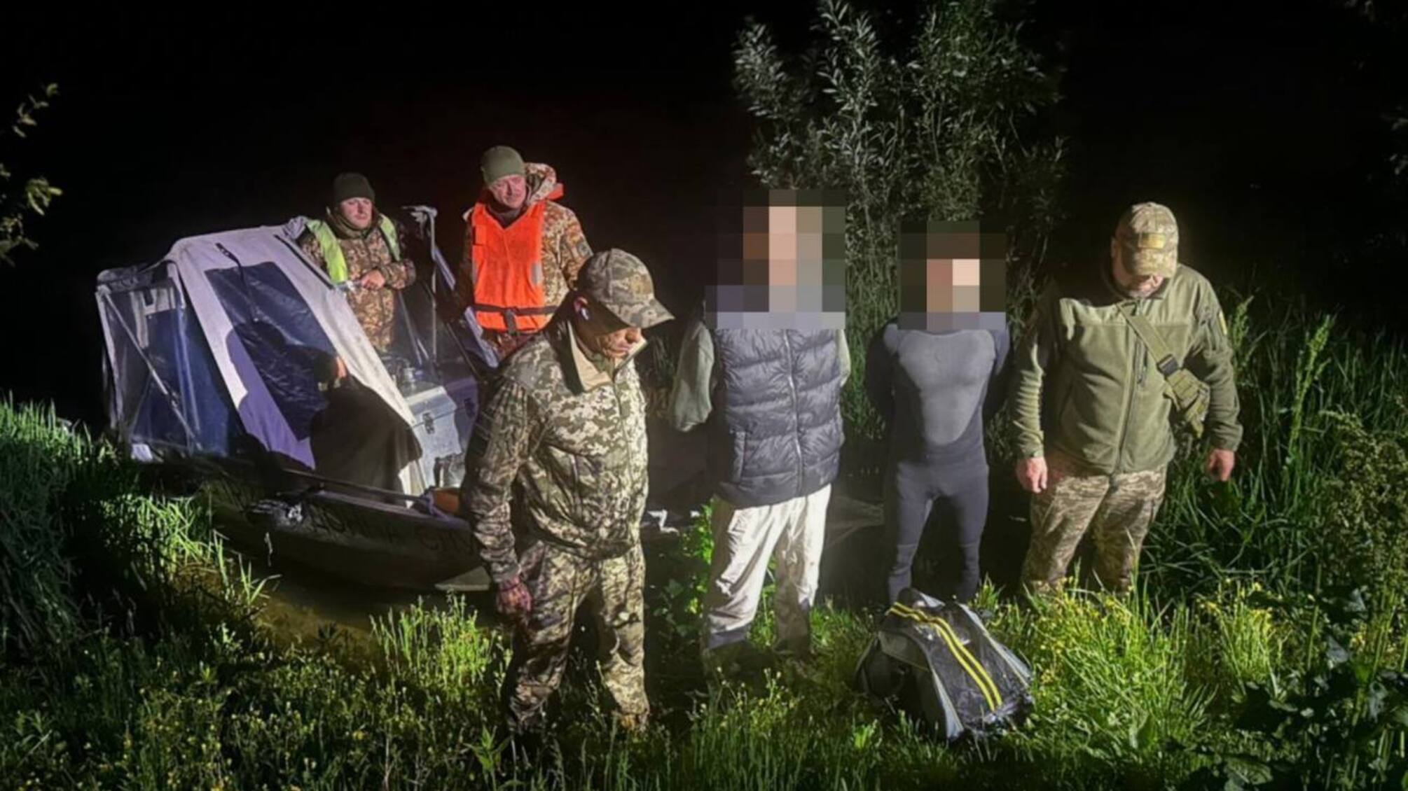 Купальный сезон открыт? На границе с Молдовой задержали 'пловцов' в гидрокостюмах