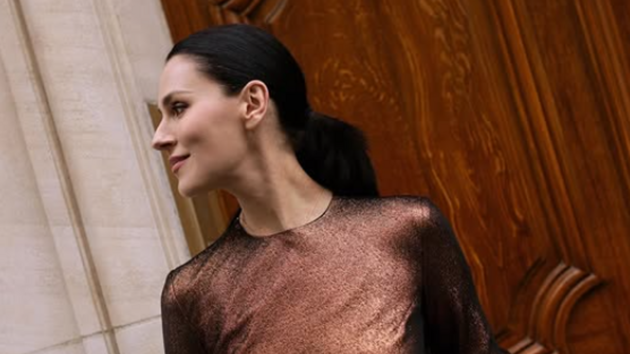 Маша Ефросинина в коричневом платье