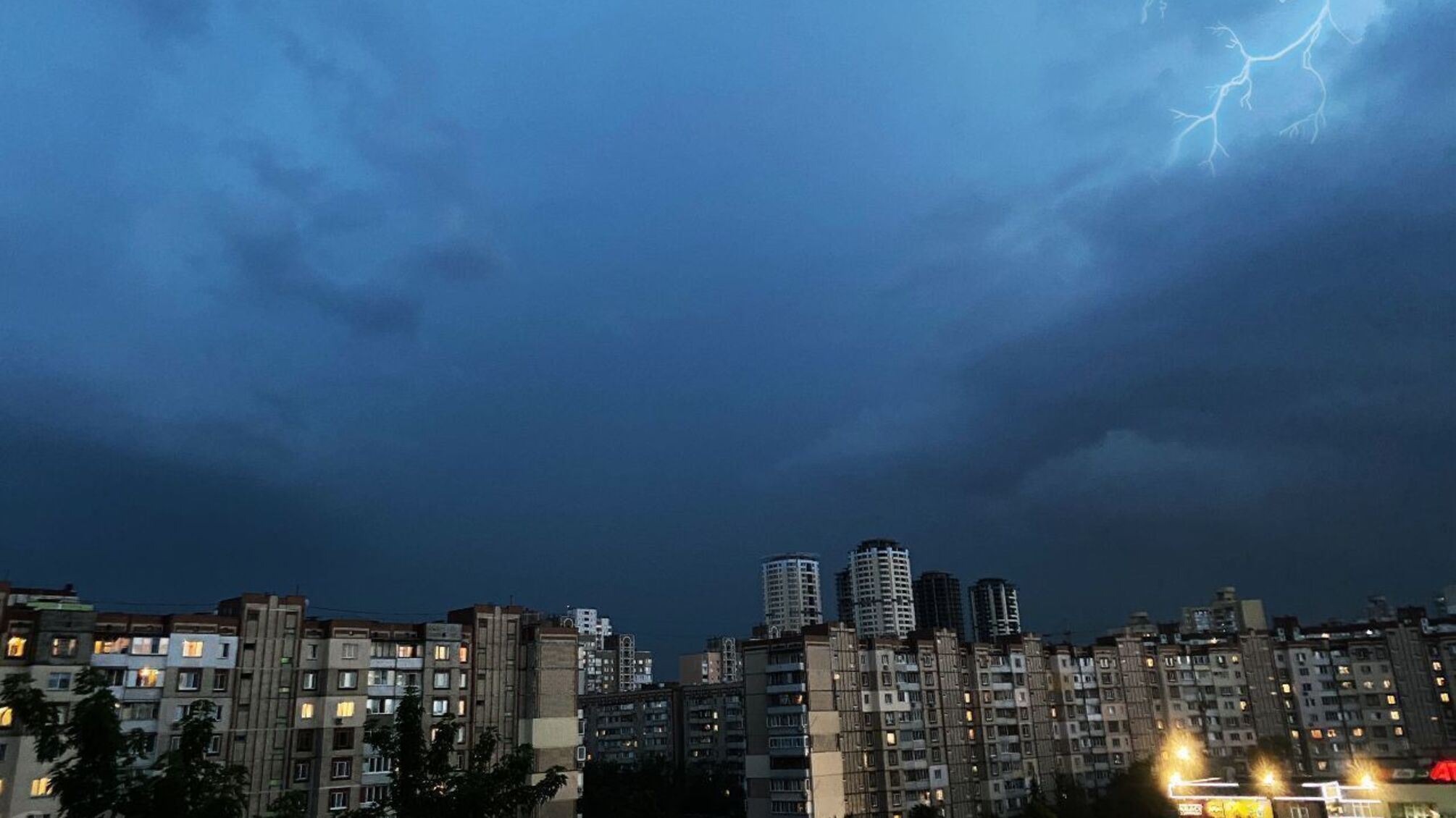 Штормове попередження: у столиці гроза до кінця доби