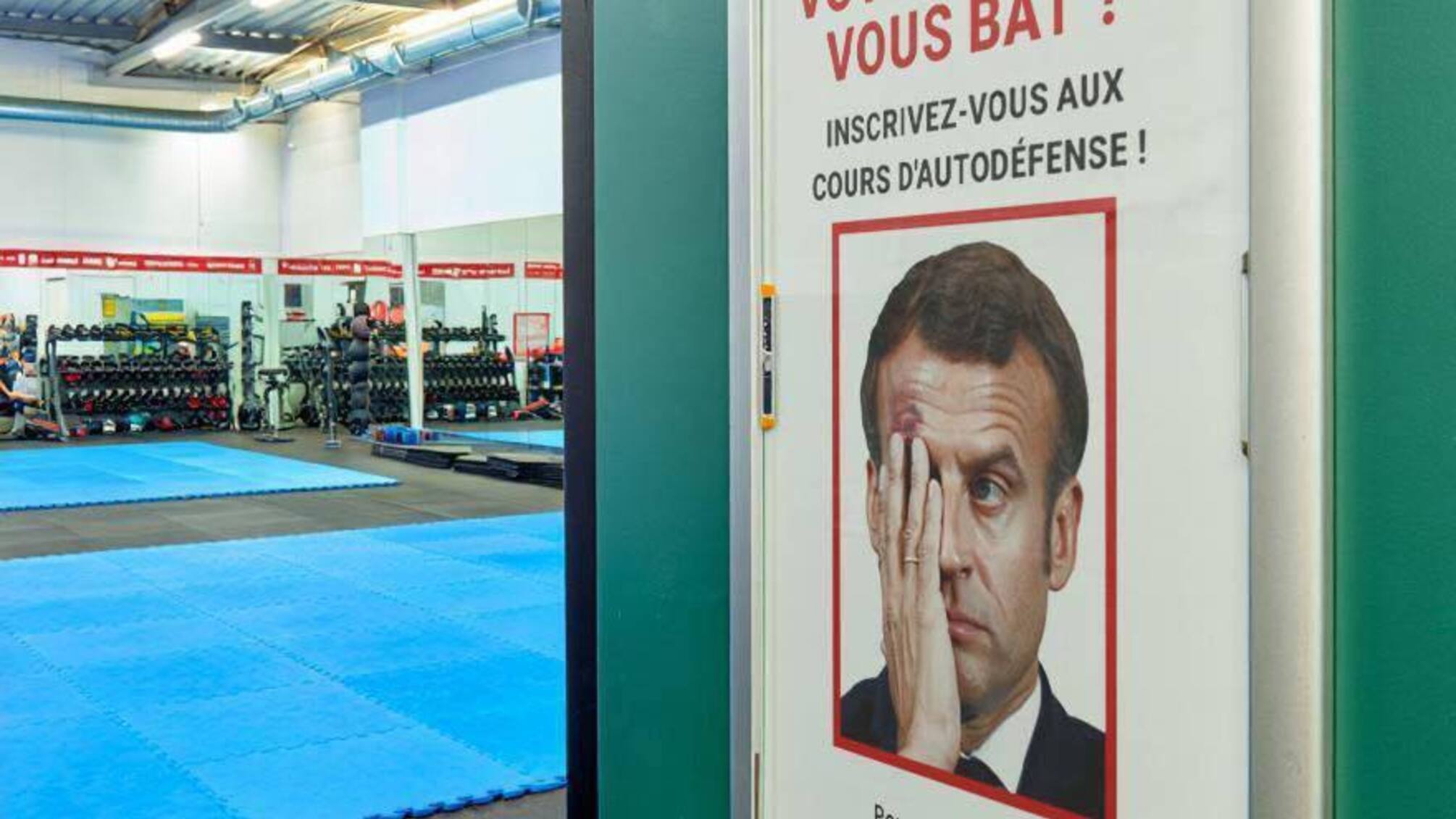 У Франції з'явилась іронічна реклама з натяком на ляпас Макрону від першої леді