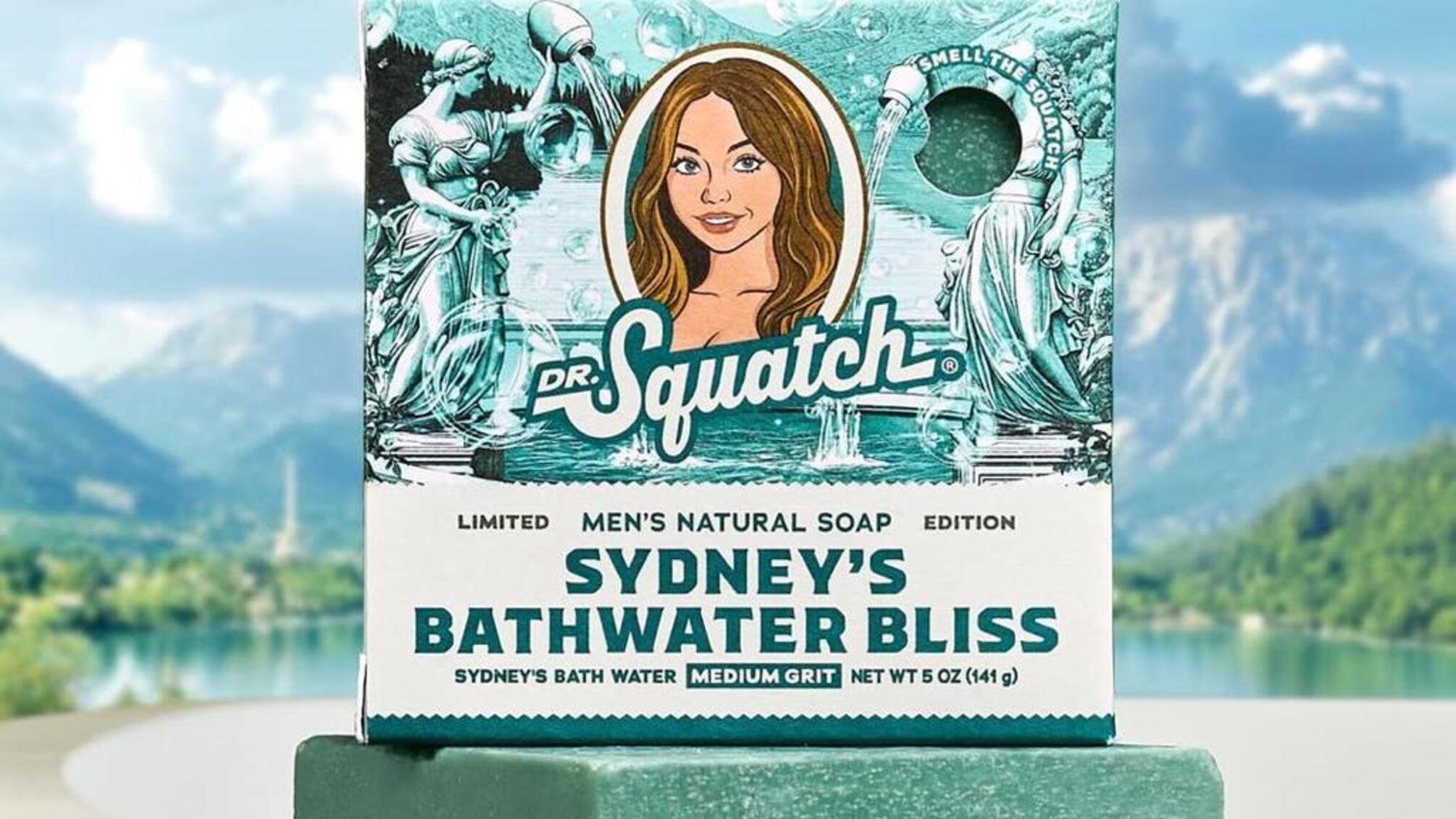 Сидни Суини выпустила мыло с водой из своей ванны