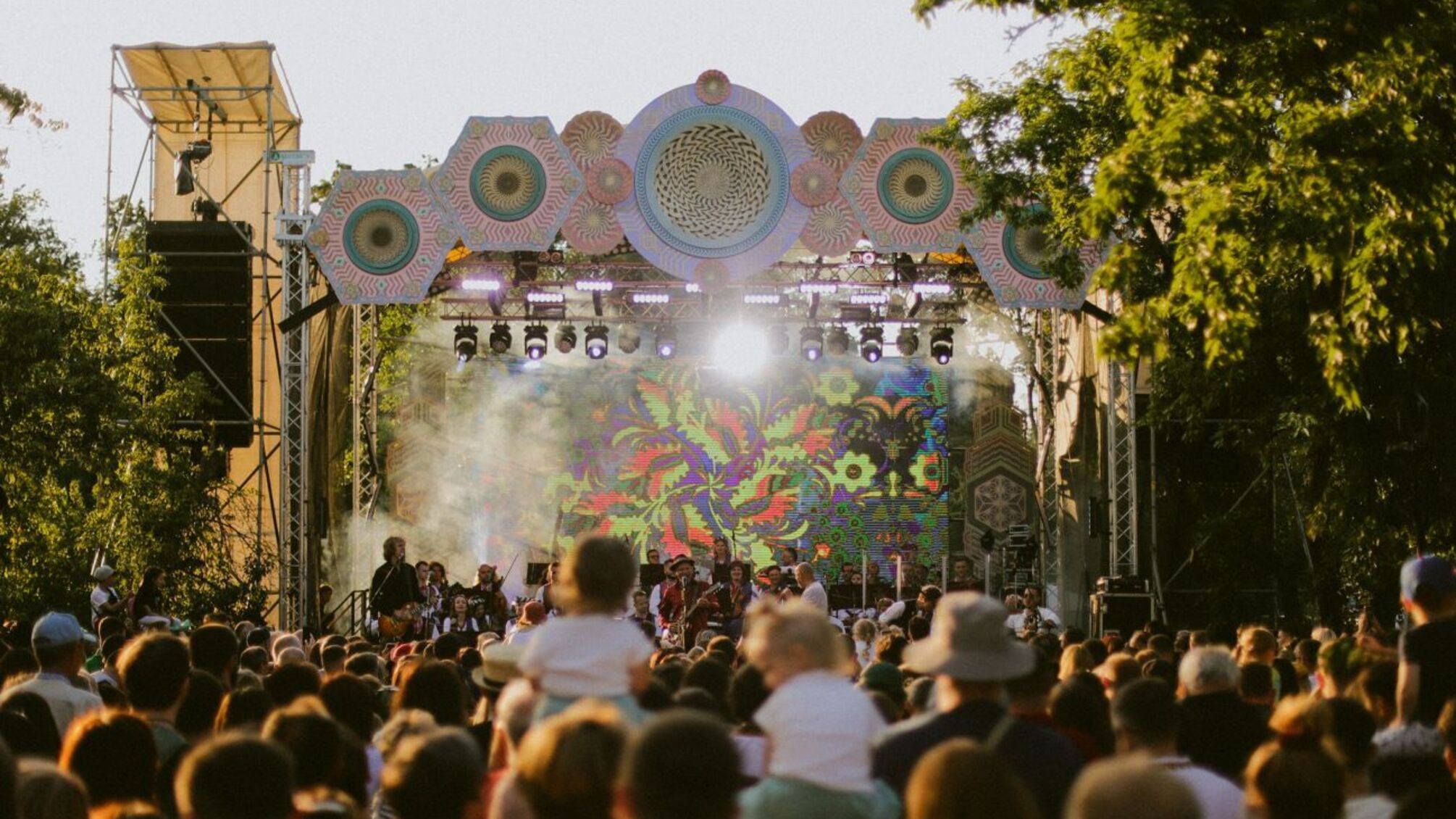 Во время тревоги в обход заборов: на ВДНХ перекрыли доступ к укрытию.