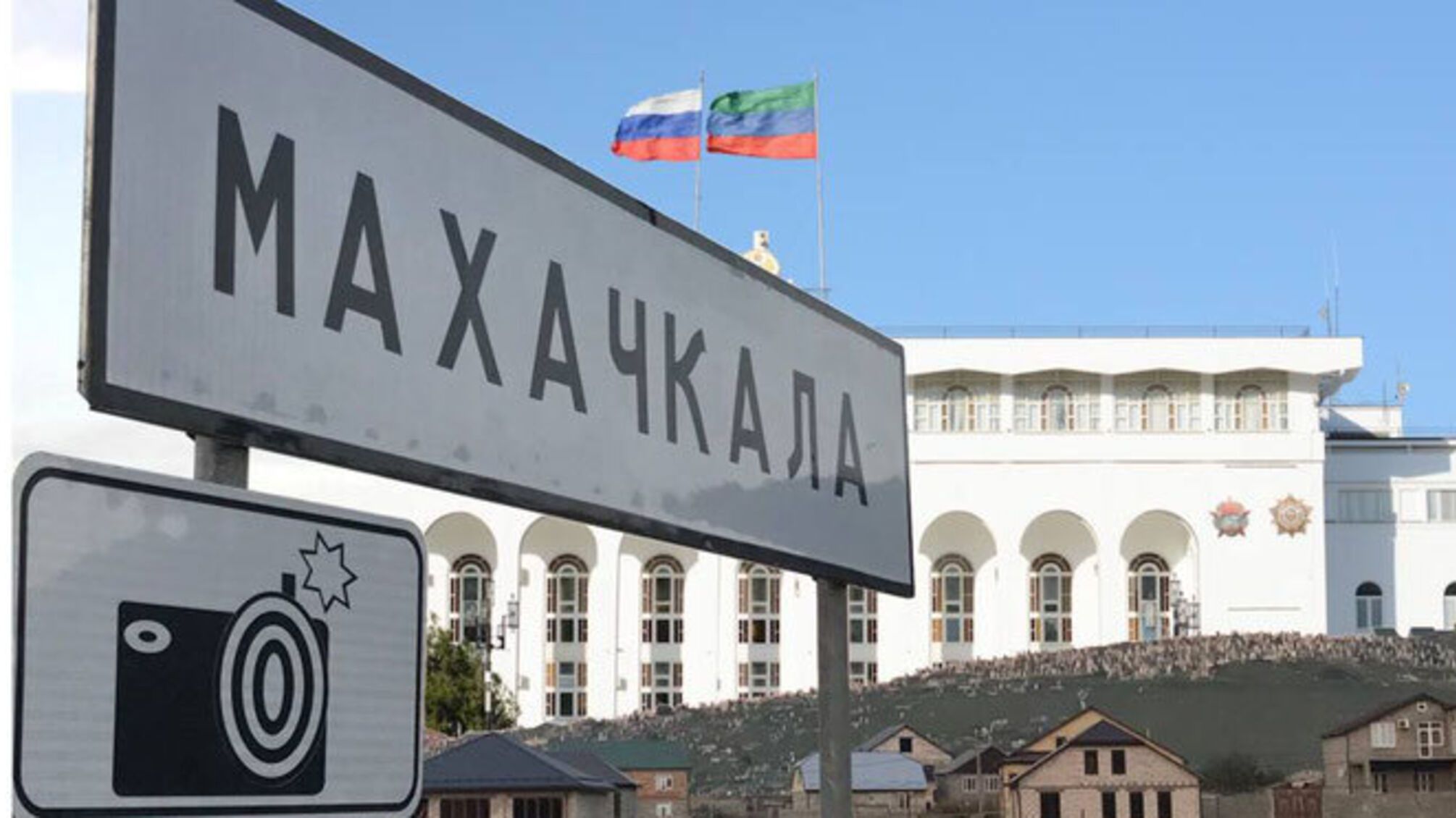 У центрі Махачкали розстріляли патруль ДПС: відео моменту атаки з’явилося в мережі