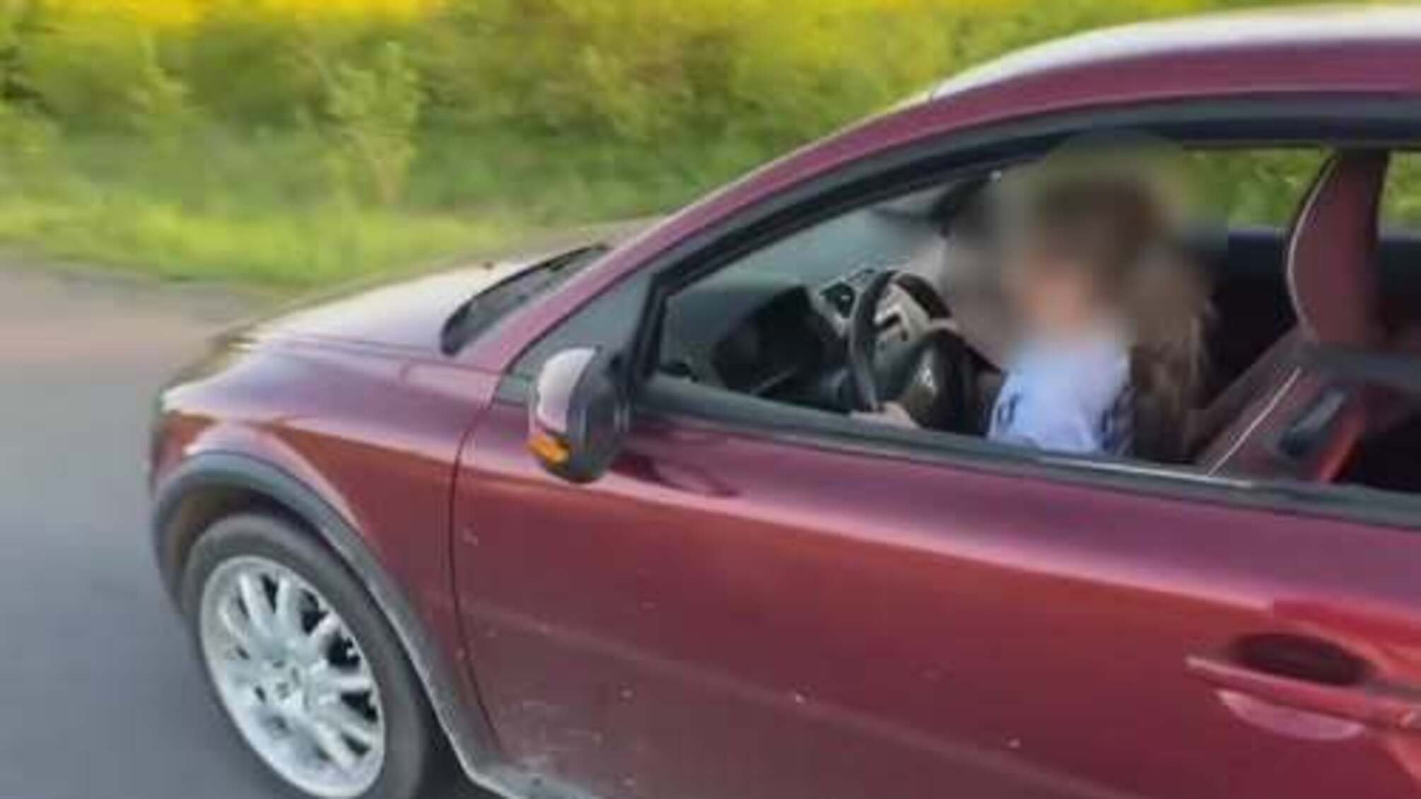 Во Львовской области полиция задержала отца, который разрешил ребенку управлять авто