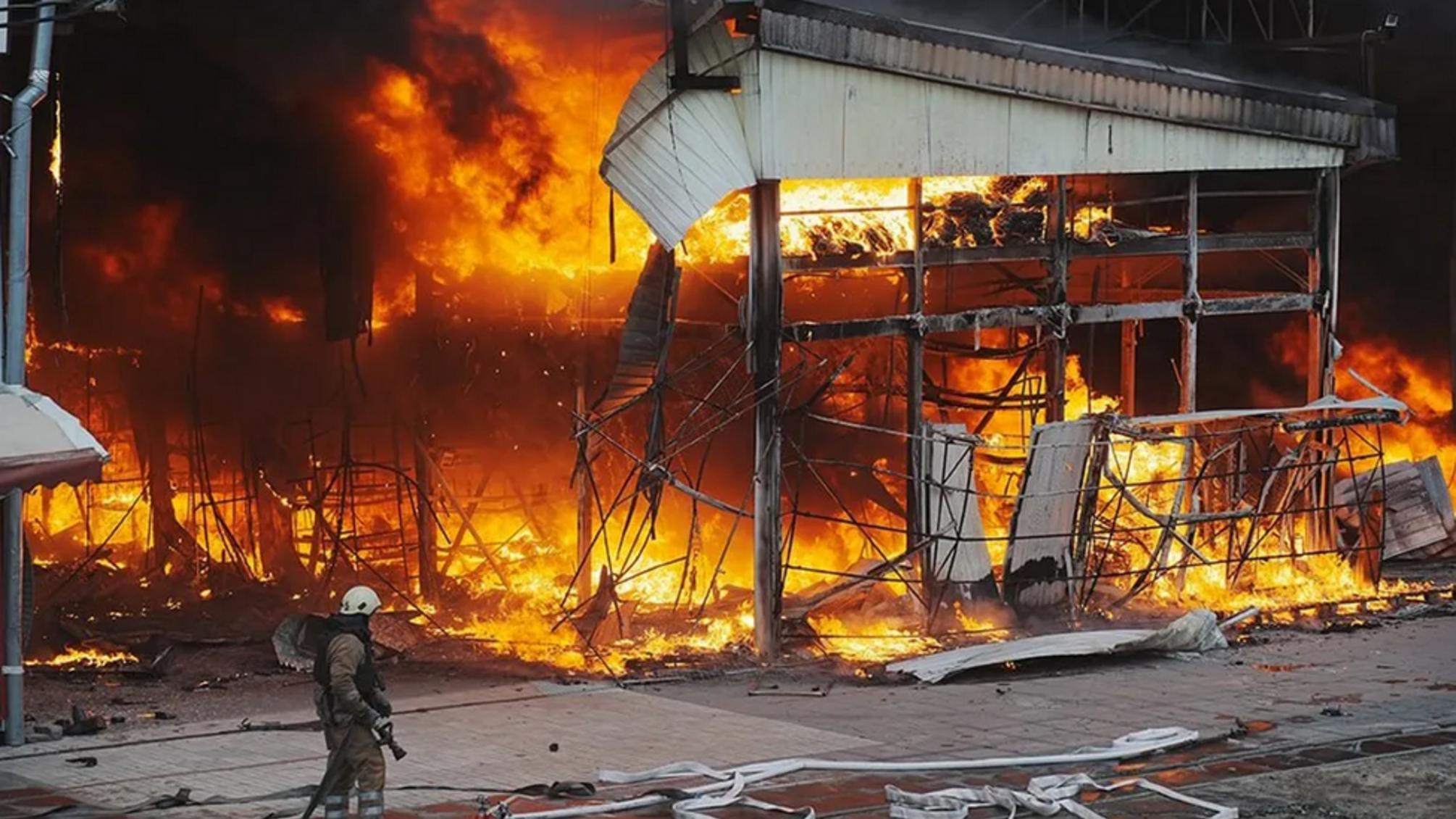 В результате российской атаки в Харькове вспыхнул рынок 'Барабашово'