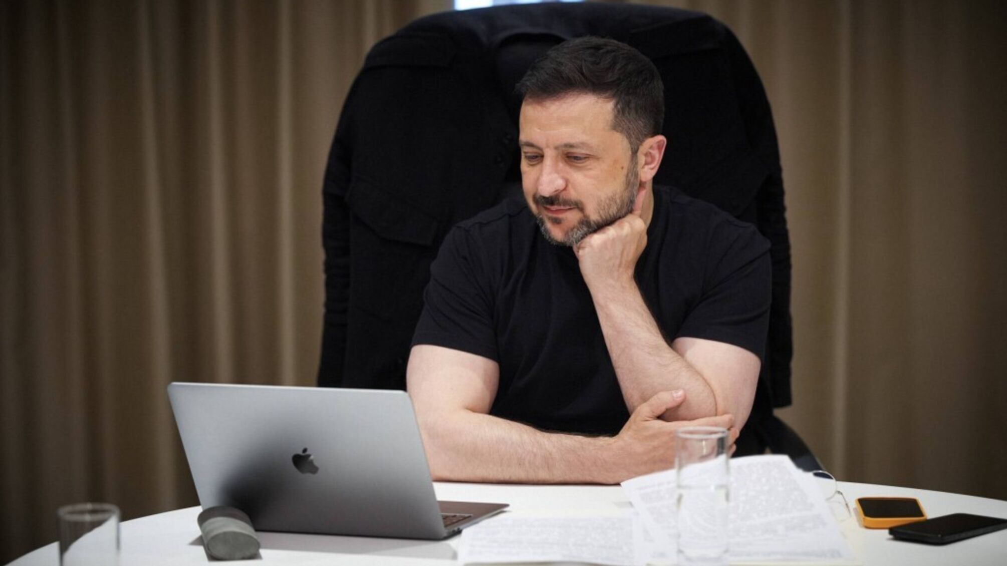 Как на фоне предстоящих переговоров о мире изменился рейтинг доверия к Зеленскому