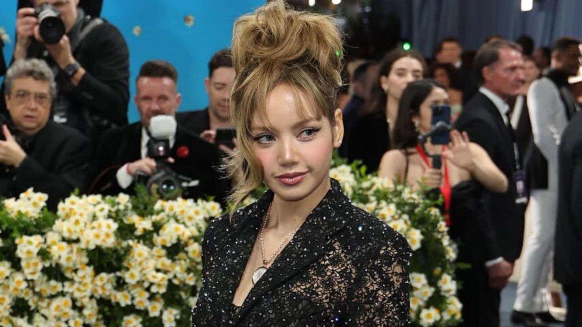 Скандал на Met Gala: Леса из BLACKPINK дебютировала с образом, вызвавшим споры в соцсетях