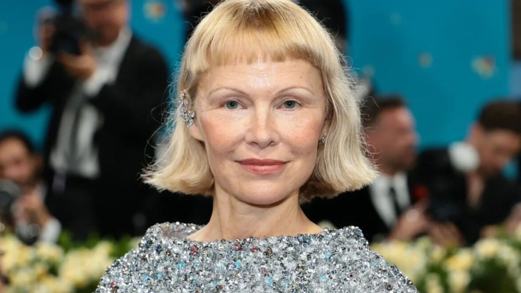 Памела Андерсон появилась на Met Gala 2025 без макияжа и с кратчайшим бобом