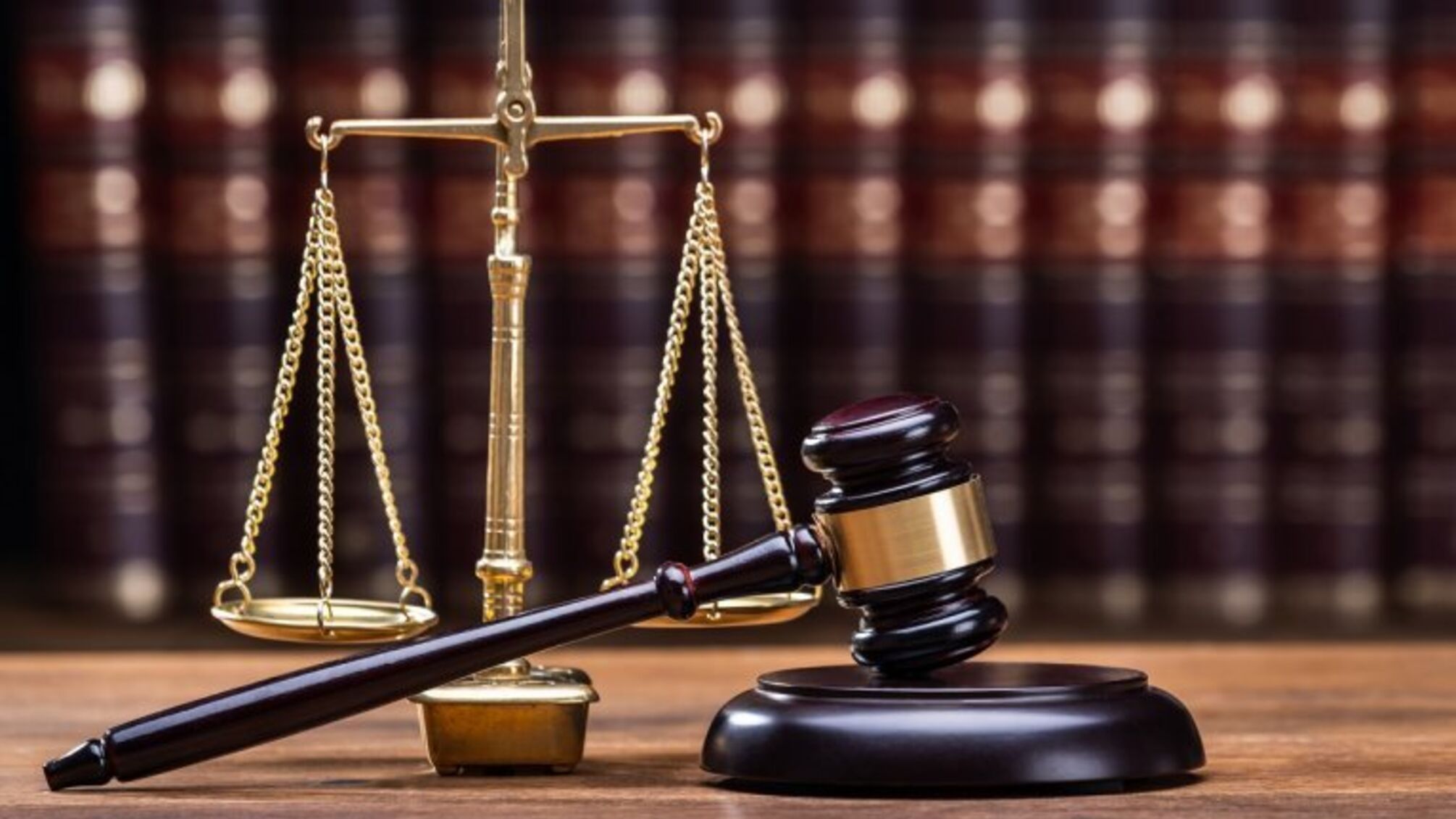 Суддя з Полтави було звільнено за намагання схилити колегу до 'потрібного' рішення