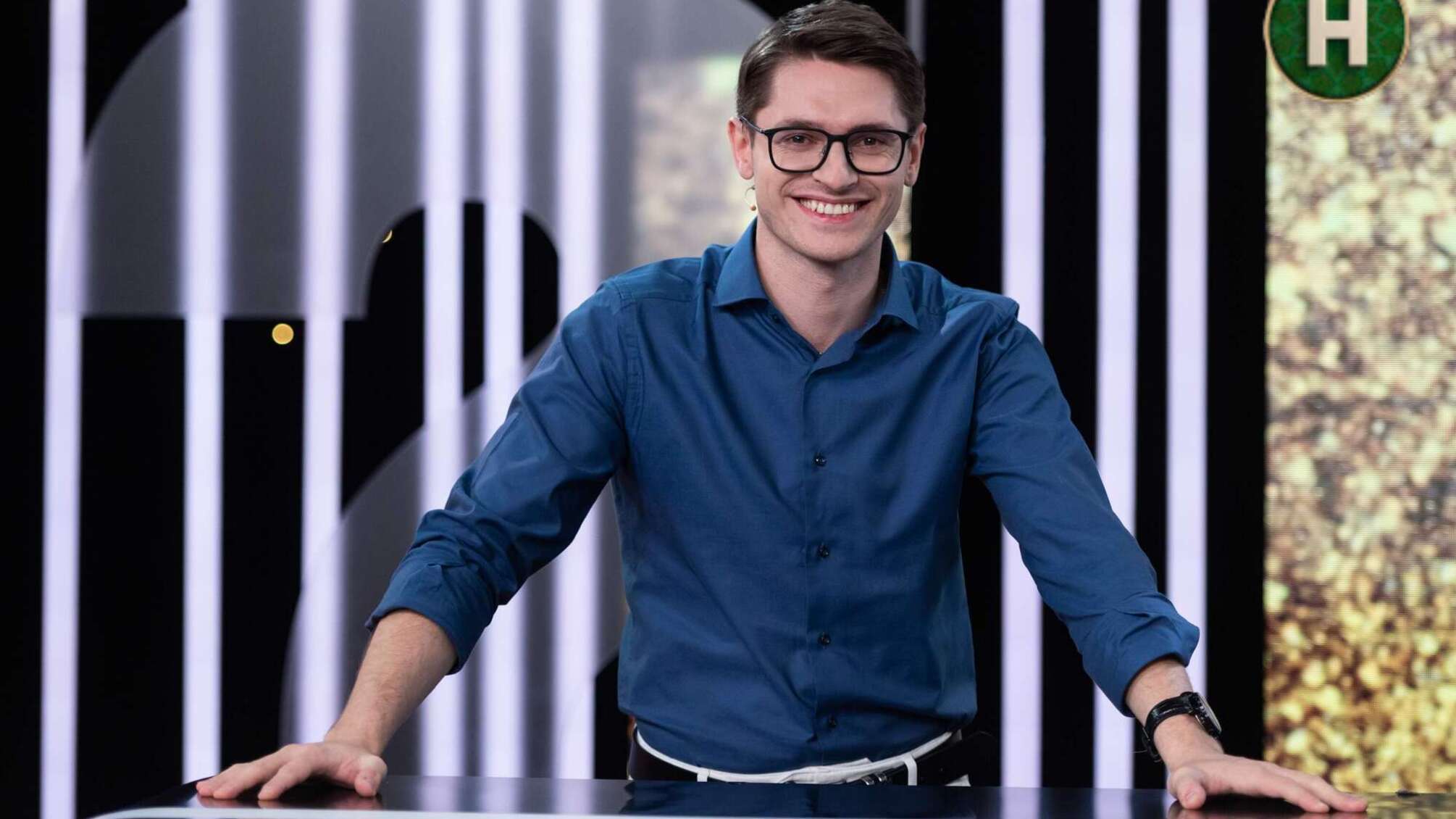 Євген Лісничий у синій сорочці