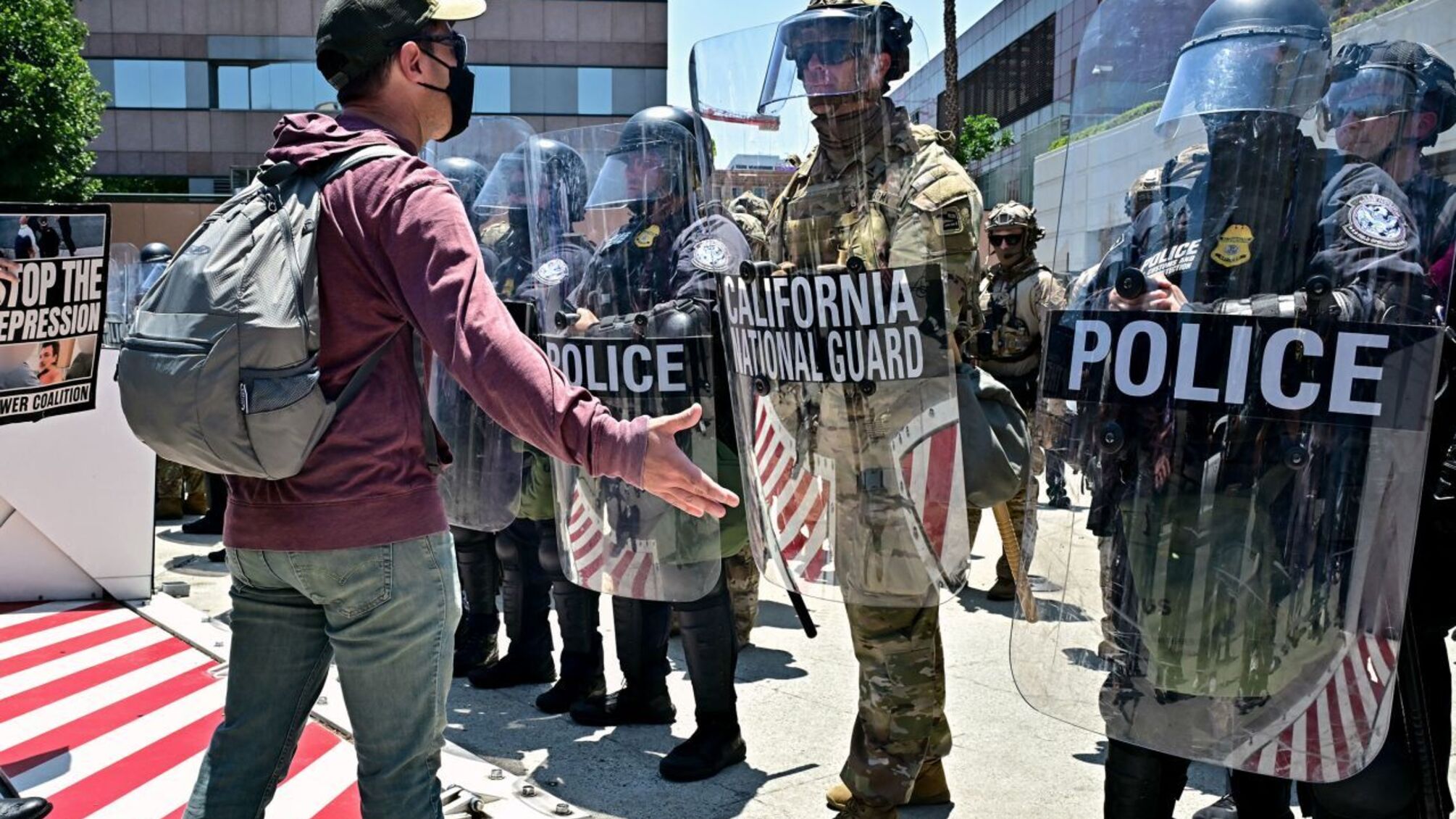 Протесты из Лос-Анджелеса переросли в масштабный кризис по всей стране