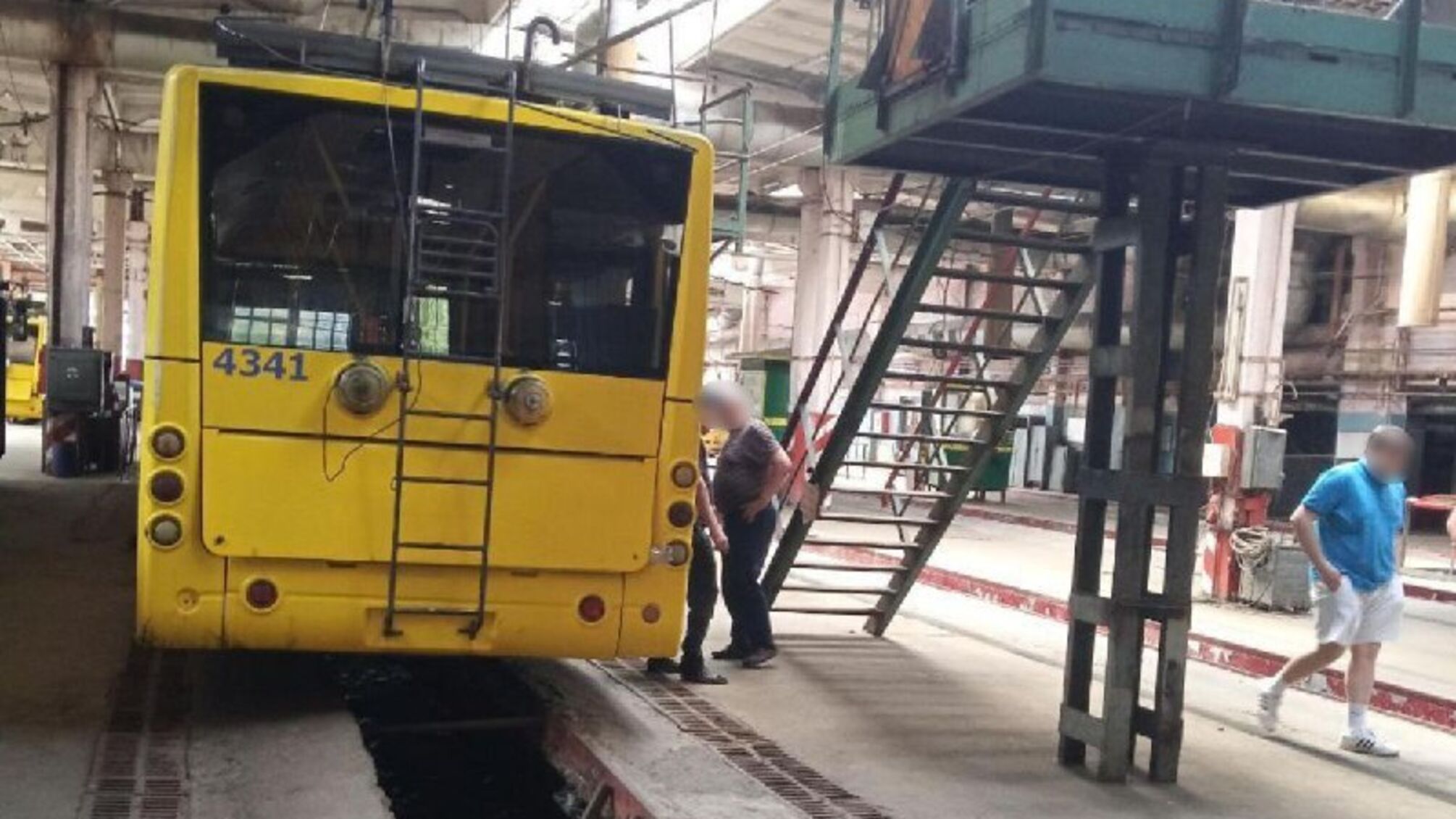 Работник «Киевпасстранса» упал во время ремонта