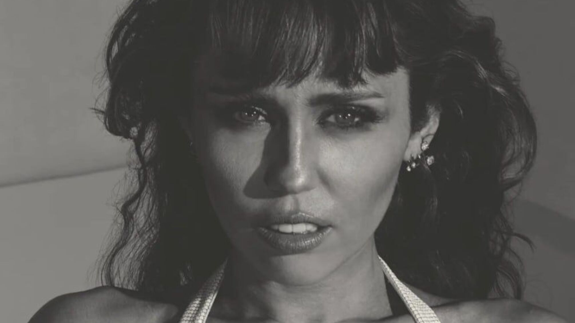 Майли Сайрус призналась, что до сих пор стесняется тела из-за травли после выступления в 2013 году.