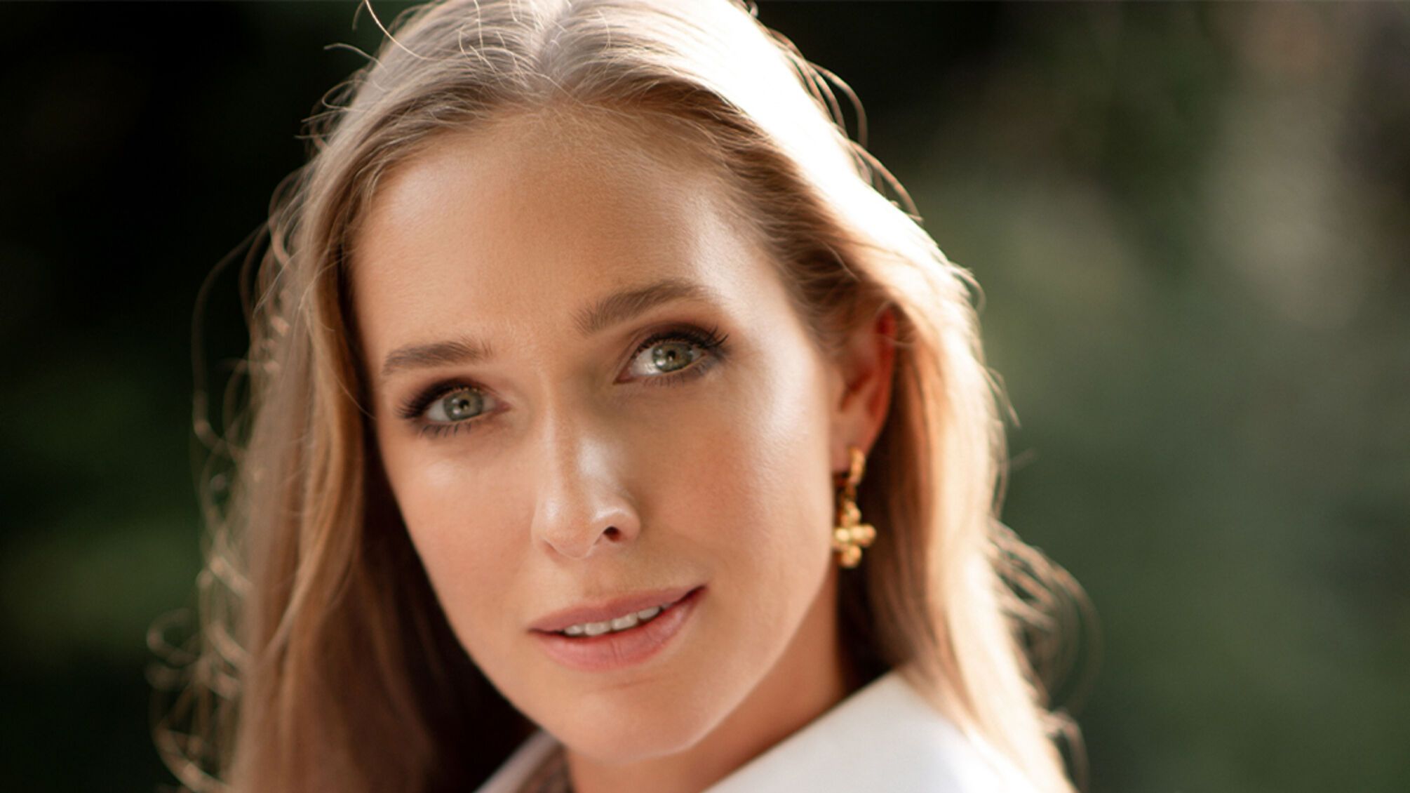 Екатерина Осадчая в белом костюме.